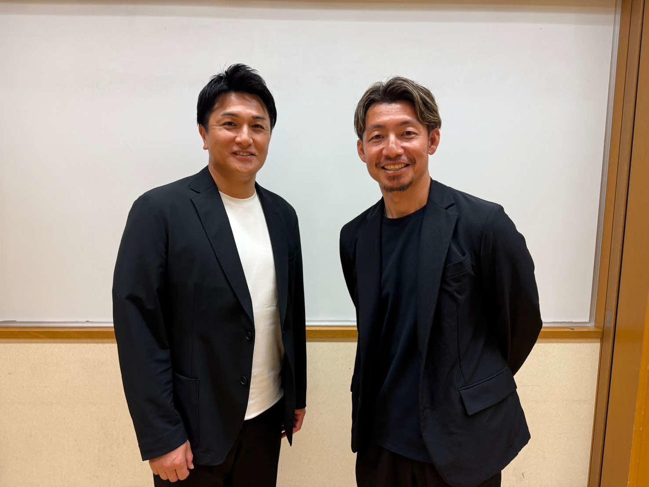日刊スポーツ評論家の鳥谷敬氏（右）は元巨人監督・高橋由伸氏とトークショーに参加した（提供写真）