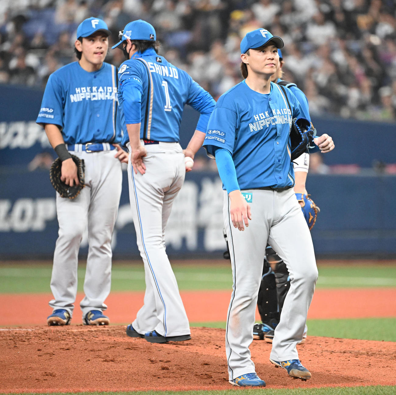 オリックス対日本ハム　6回裏オリックス1死満塁、降板する山崎、奥は新庄監督（撮影・和賀正仁）