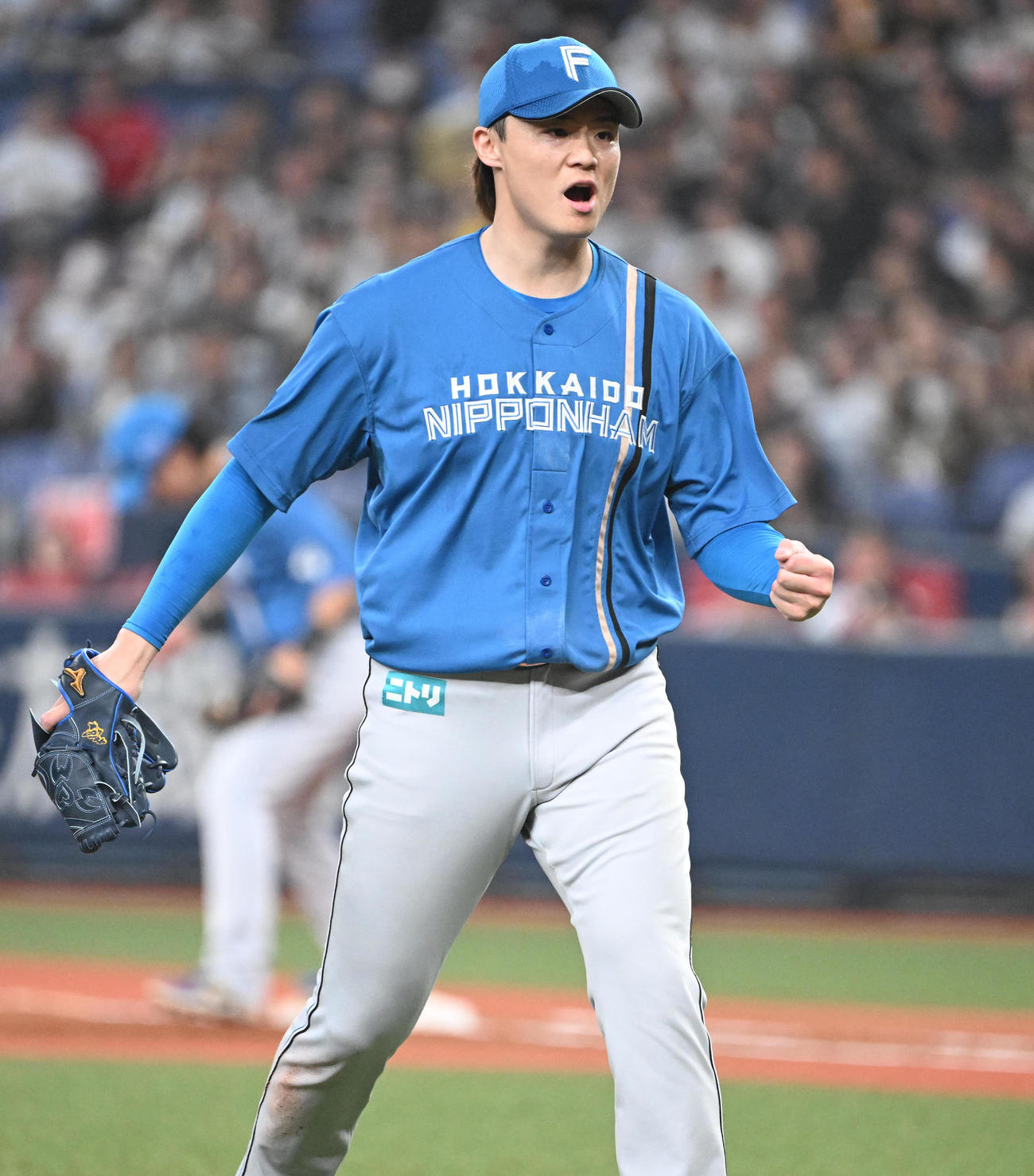 オリックス対日本ハム　2回裏オリックス1死一、三塁、宗を併殺に打ち取りガッツポーズする山崎（撮影・和賀正仁）