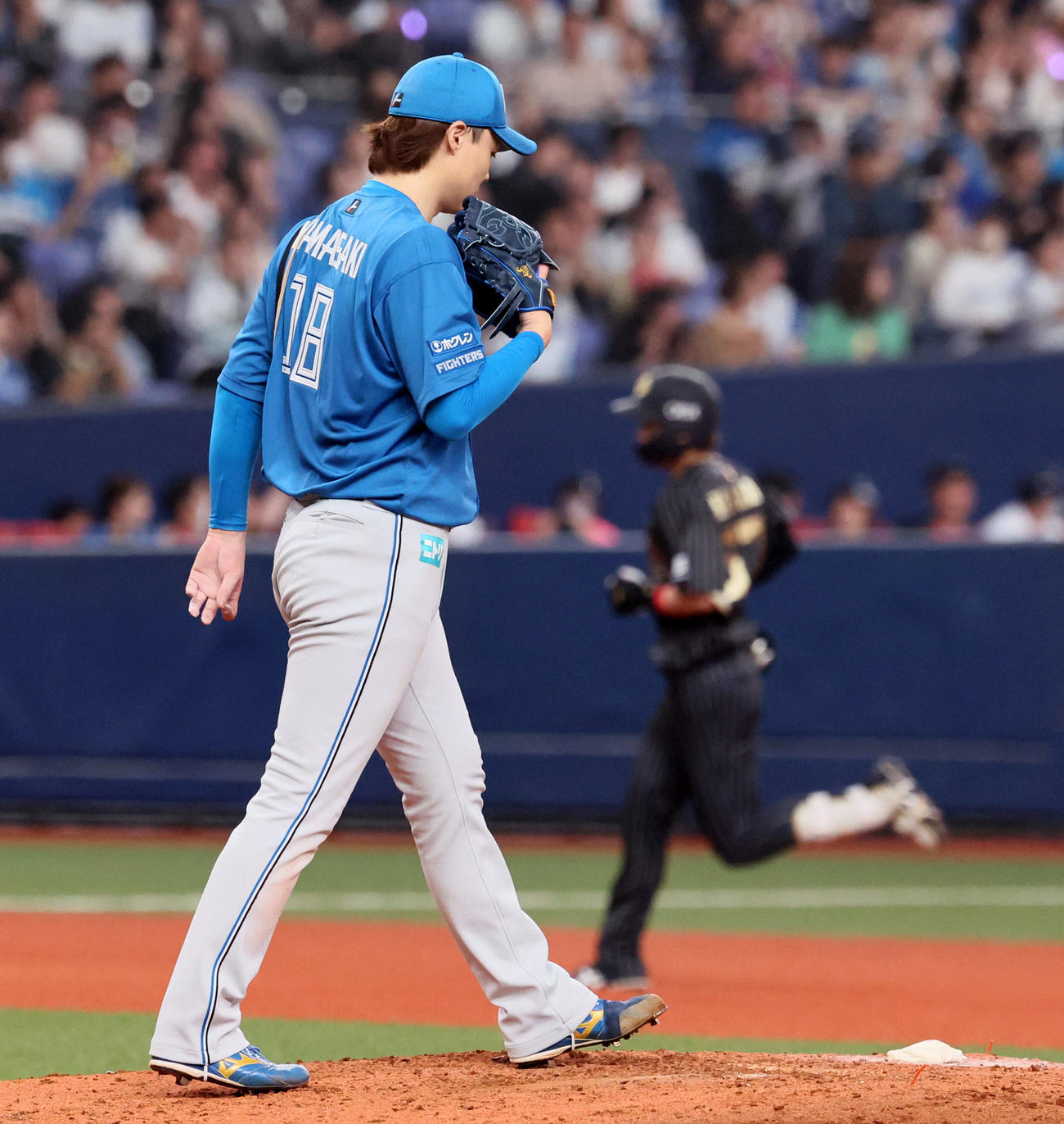 オリックス対日本ハム　4回裏オリックス2死一塁、山崎は中川に左越え2点本塁打を浴びる（撮影・加藤哉）