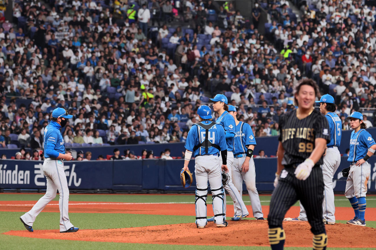 オリックス対日本ハム　6回裏オリックス1死満塁、新庄監督（左）は先発山崎に降板を告げる（撮影・加藤哉）