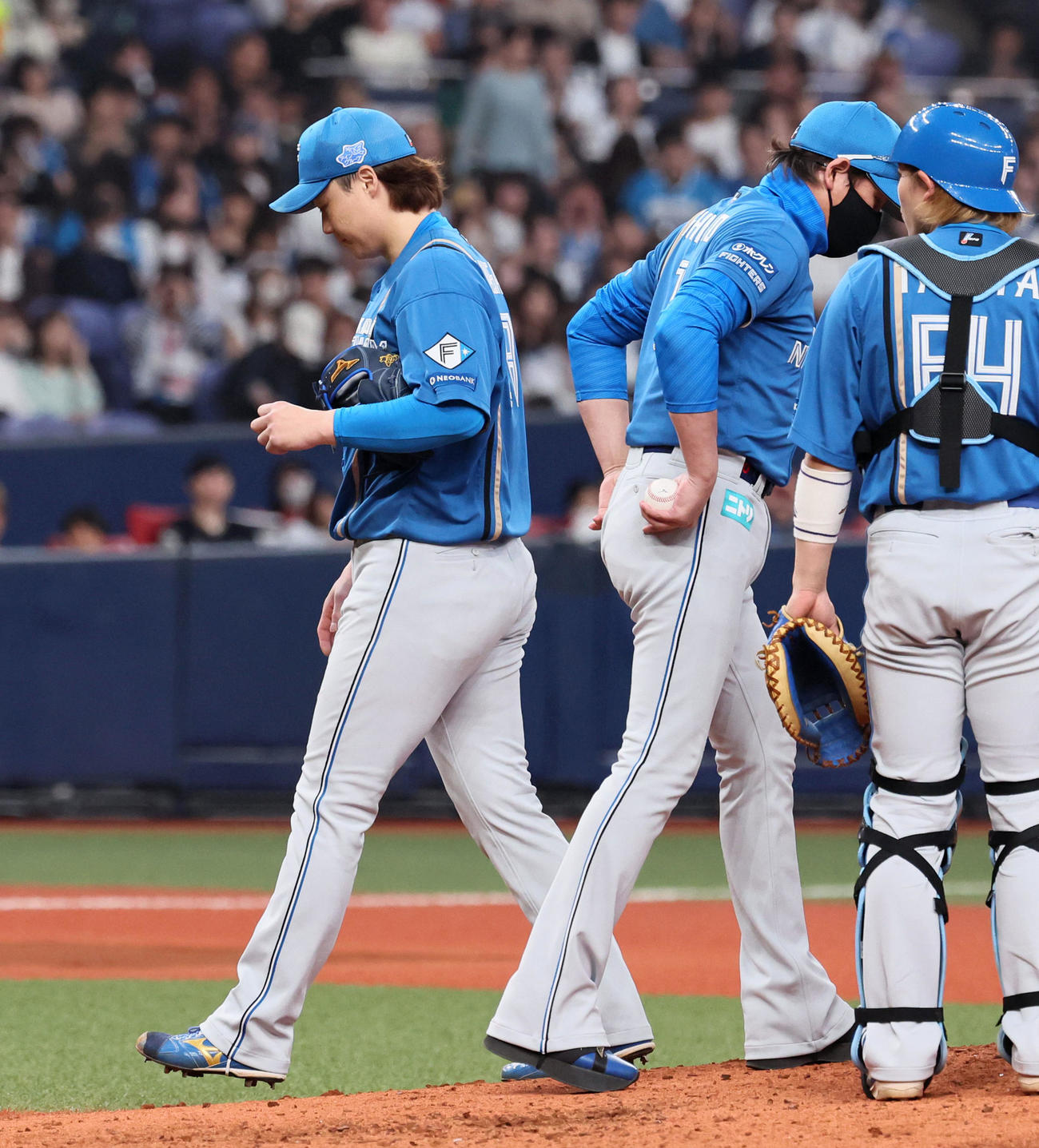 オリックス対日本ハム　6回裏オリックス1死満塁、新庄監督（右）は先発山崎に降板を告げる（撮影・加藤哉）