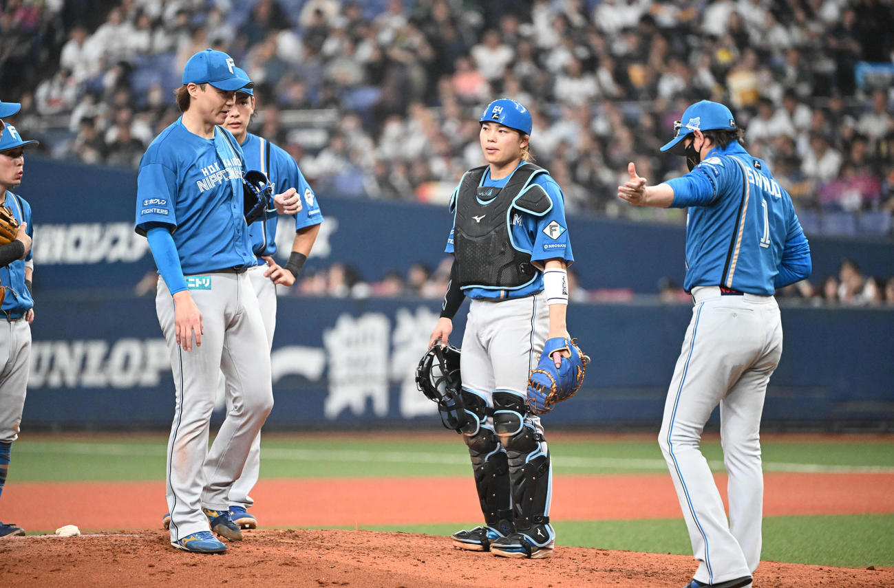 オリックス対日本ハム　6回裏オリックス1死満塁、降板する山崎、右は新庄監督（撮影・和賀正仁）