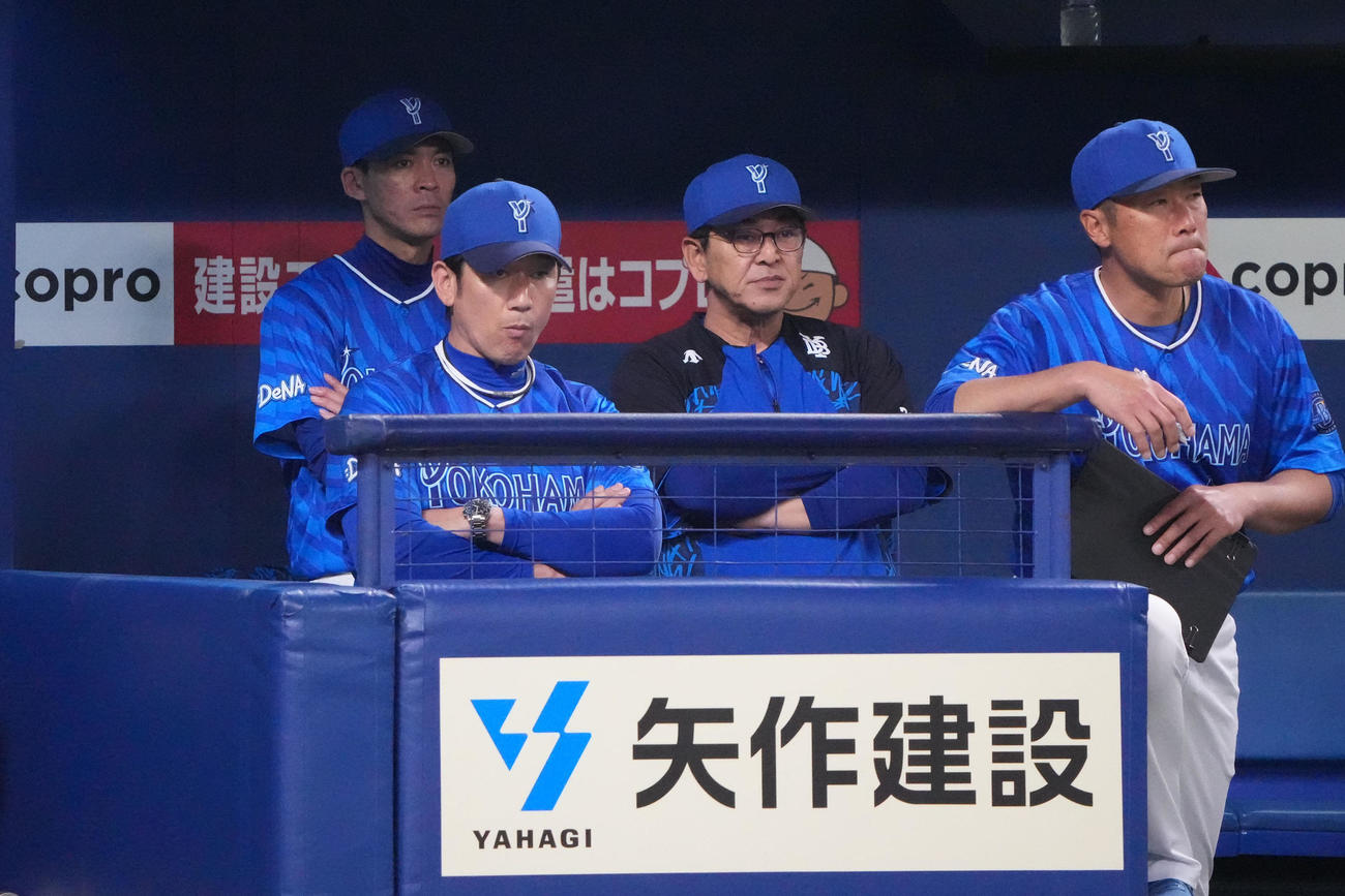 中日対DeNA 7回裏、三浦監督（左から2人目）はベンチから試合を見つめる（撮影・森本幸一）