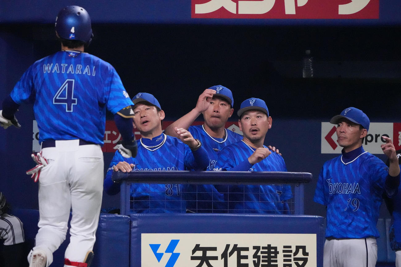 中日対DeNA 8回表DeNA2死、三浦監督（左から2人目）は本塁打を放った度会を迎える（撮影・森本幸一）