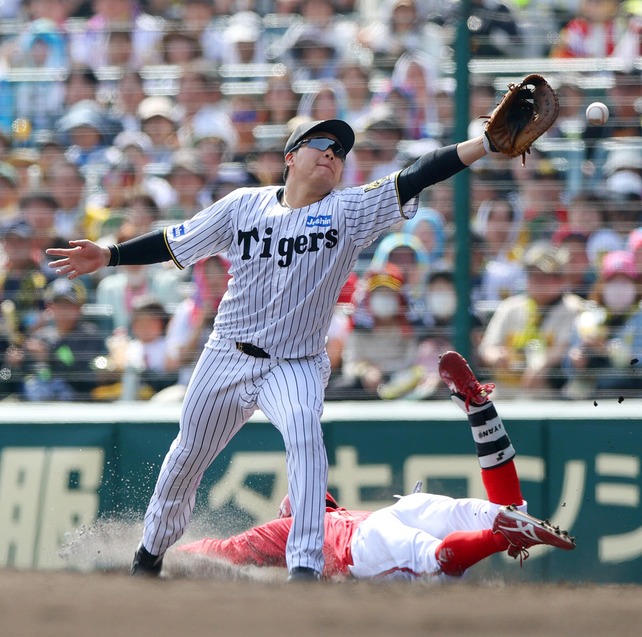 阪神対広島　2回表広島2死一、三塁、矢野は先制の遊適時内野安打で一塁にスライディングする。左は一塁手大山（撮影・上山淳一）