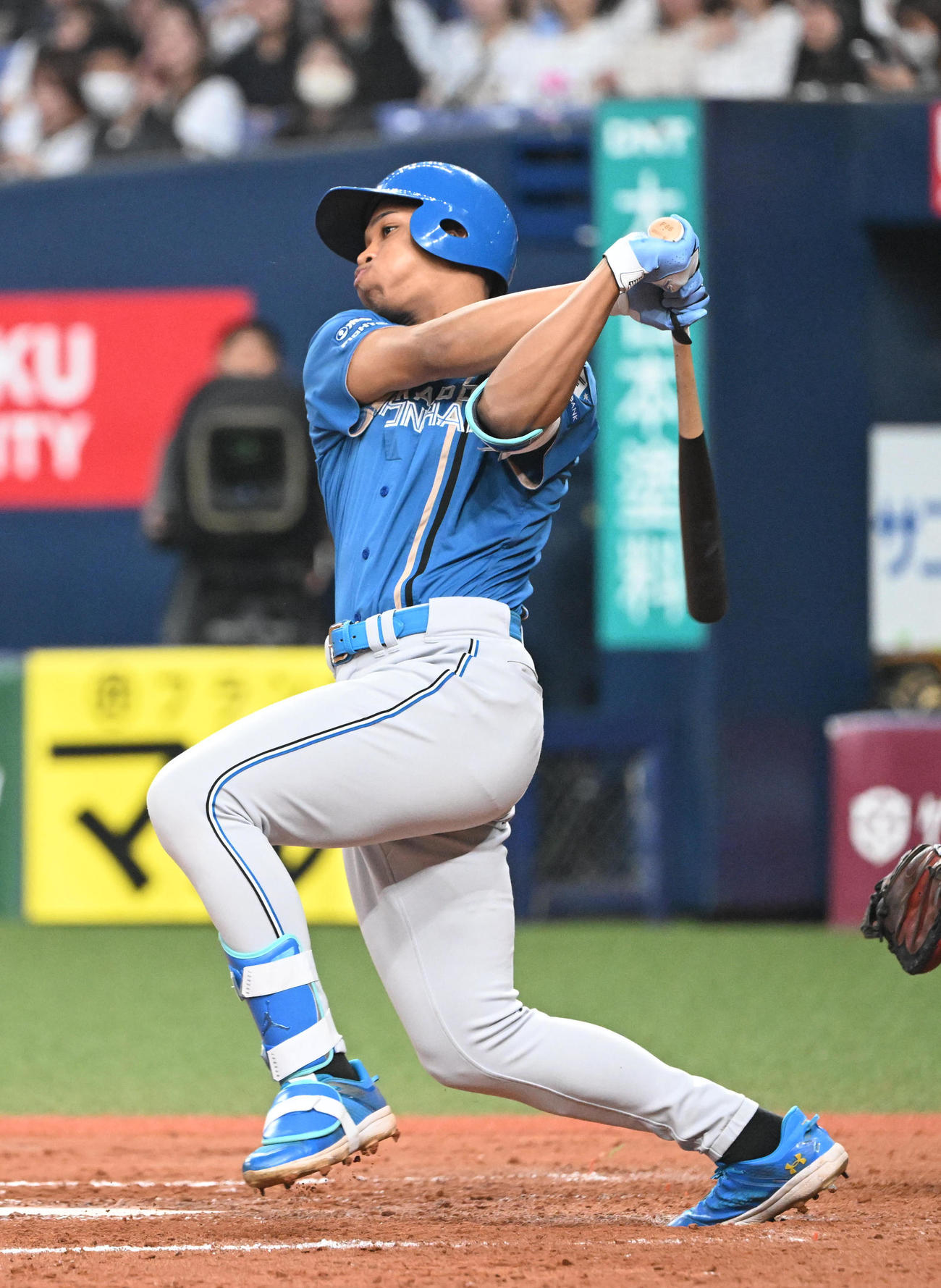 オリックス対日本ハム　8回表日本ハム2死一、二塁、左越えに勝ち越し3点本塁打を放つ万波（撮影・和賀正仁）