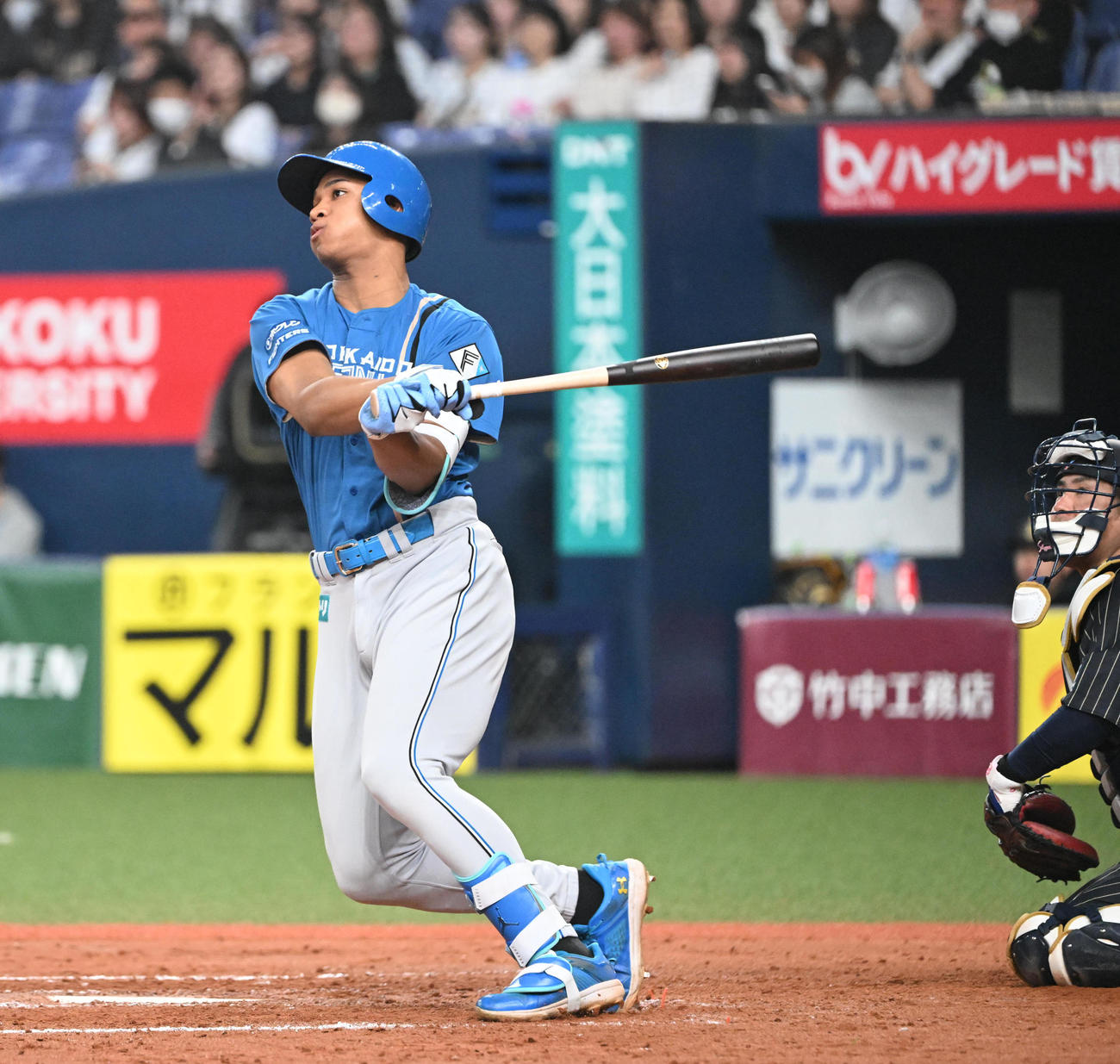 オリックス対日本ハム　8回表日本ハム2死一、二塁、左越えに勝ち越し3点本塁打を放つ万波（撮影・和賀正仁）
