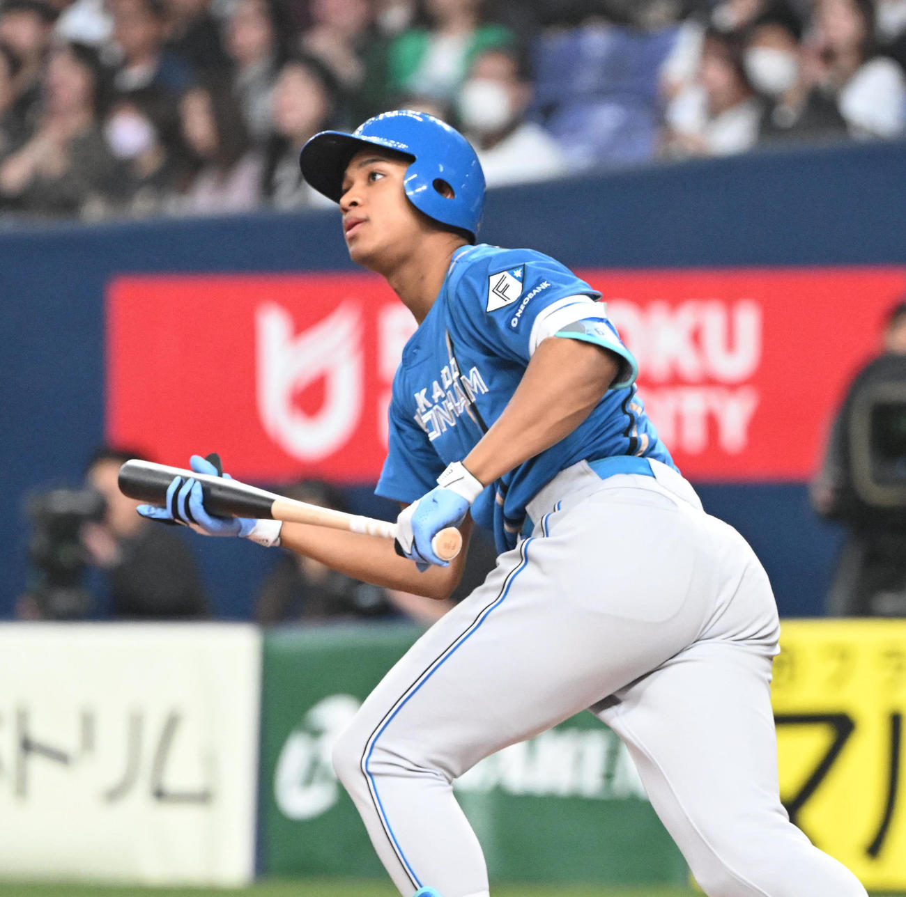 オリックス対日本ハム　8回表日本ハム2死一、二塁、左越えに勝ち越し3点本塁打を放つ万波（撮影・和賀正仁）