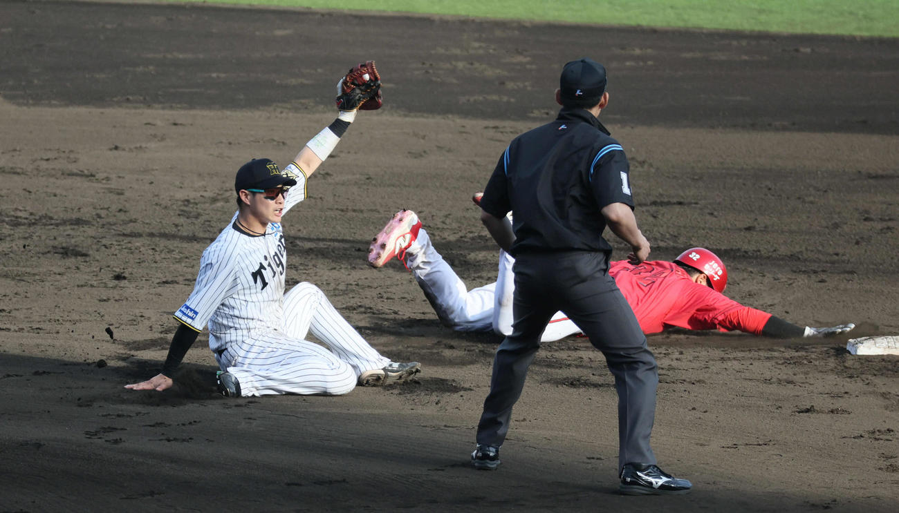 阪神対広島　9回表広島無死一、二塁、打者矢野の時、木浪は坂本からの牽制球で二塁走者の石原をタッチアウトとする（撮影・宮崎幸一）