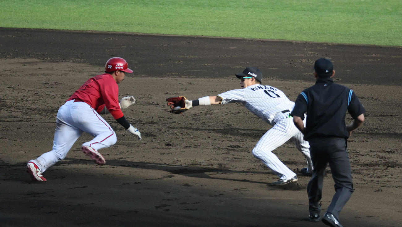 阪神対広島　9回表広島無死一、二塁、打者矢野の時、木浪は坂本からの牽制球で二塁走者の石原をタッチアウトとする（撮影・宮崎幸一）