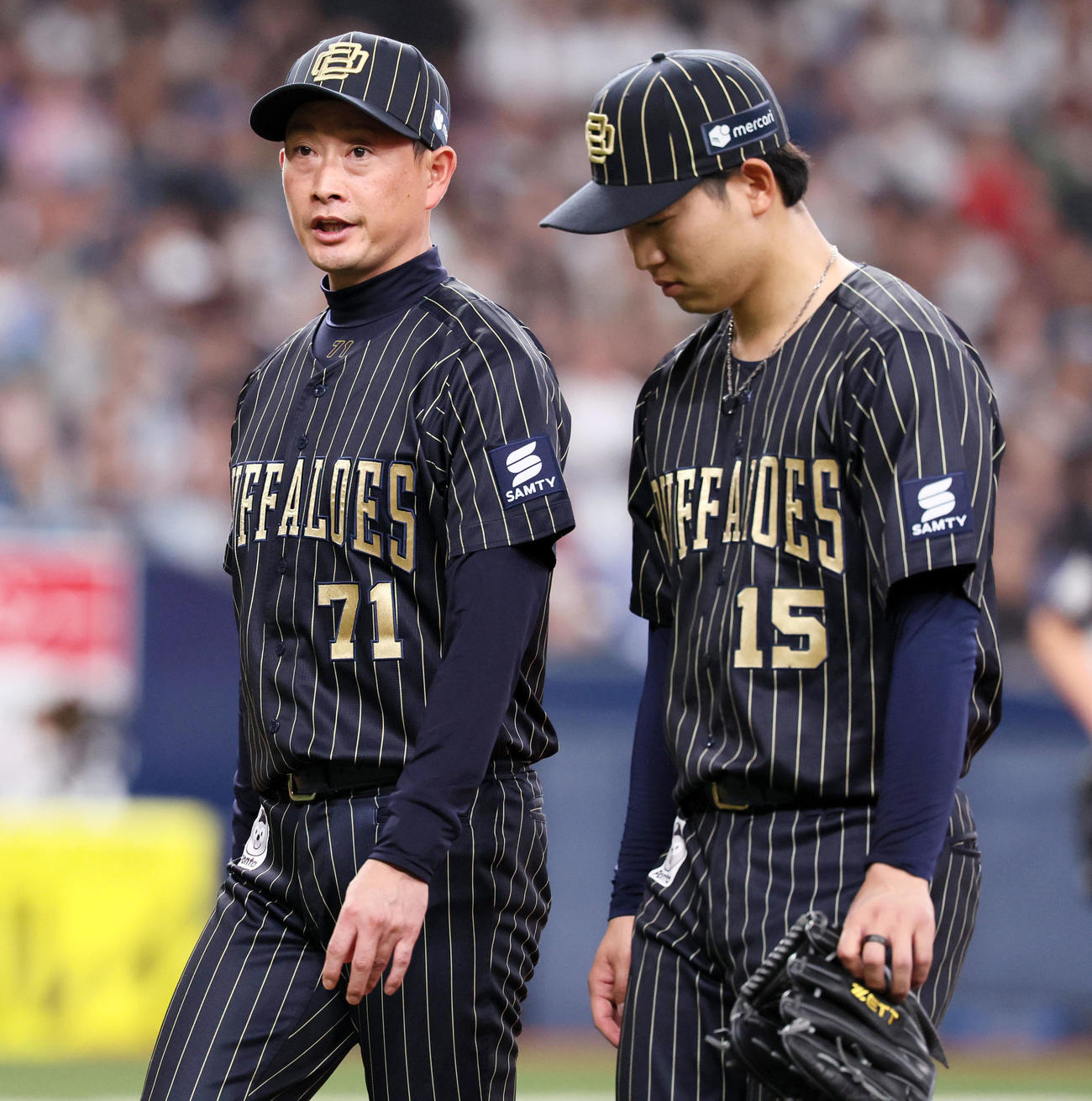 オリックス対日本ハム　5回表日本ハム1死一、三塁、岸田監督（左）は先発椋木に降板を告げベンチへ引き揚げる（撮影・加藤哉）