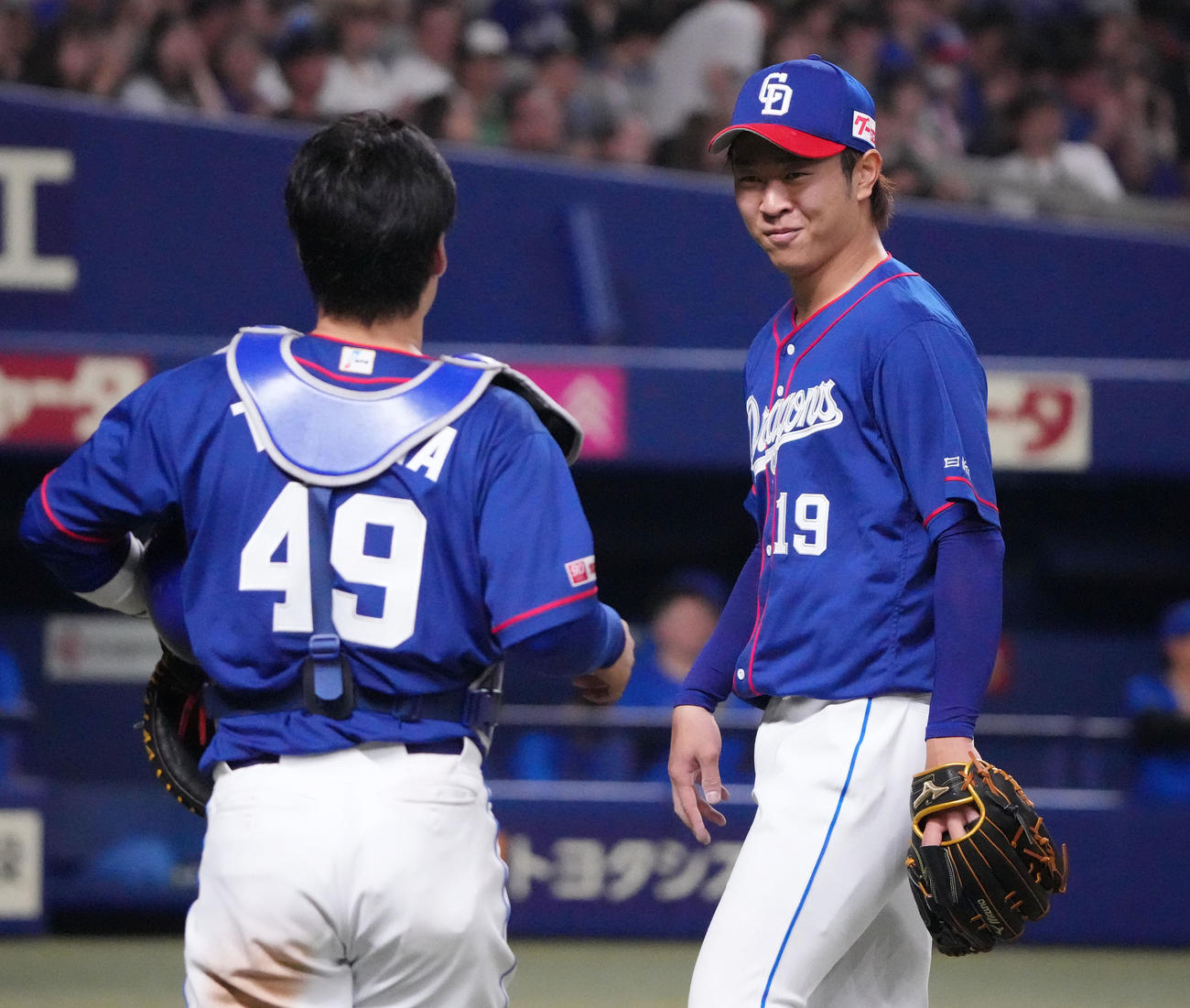 中日対DeNA 4回表終了、高橋宏（右）は加藤匠と言葉を交わしベンチへ戻る（撮影・森本幸一）