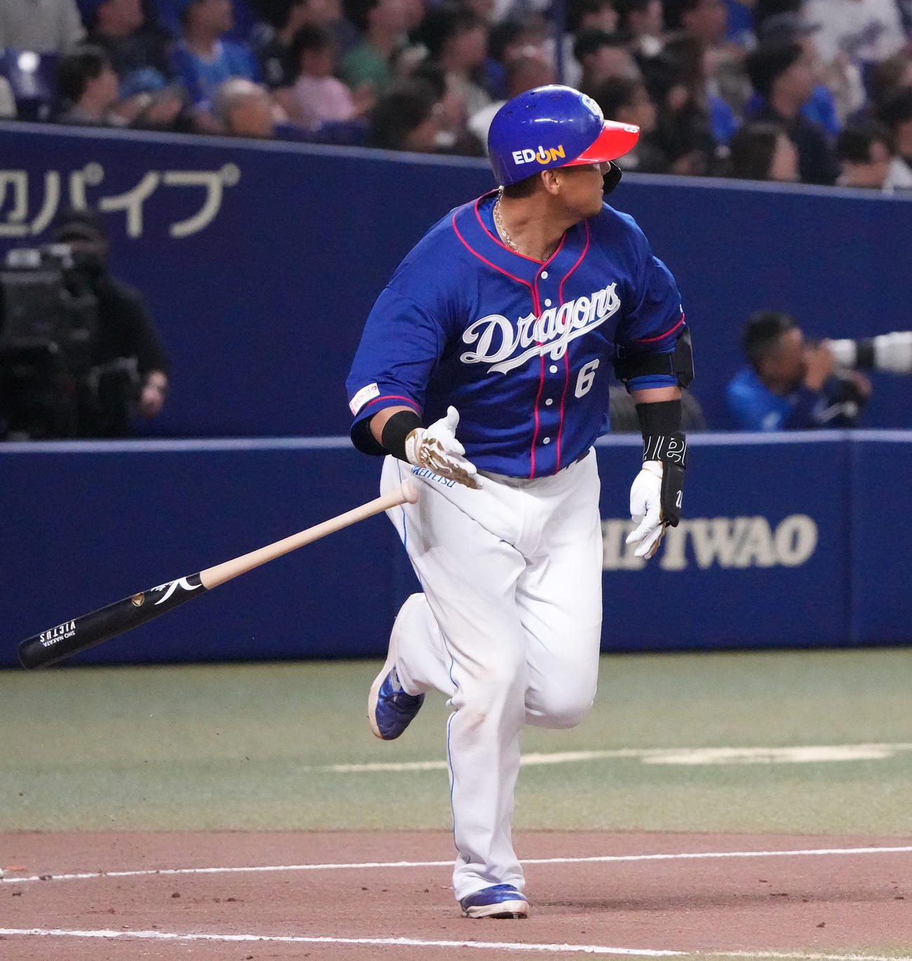 中日対DeNA 6回裏中日1死、左越え本塁打を放ち打球を見つめる中田（撮影・森本幸一）