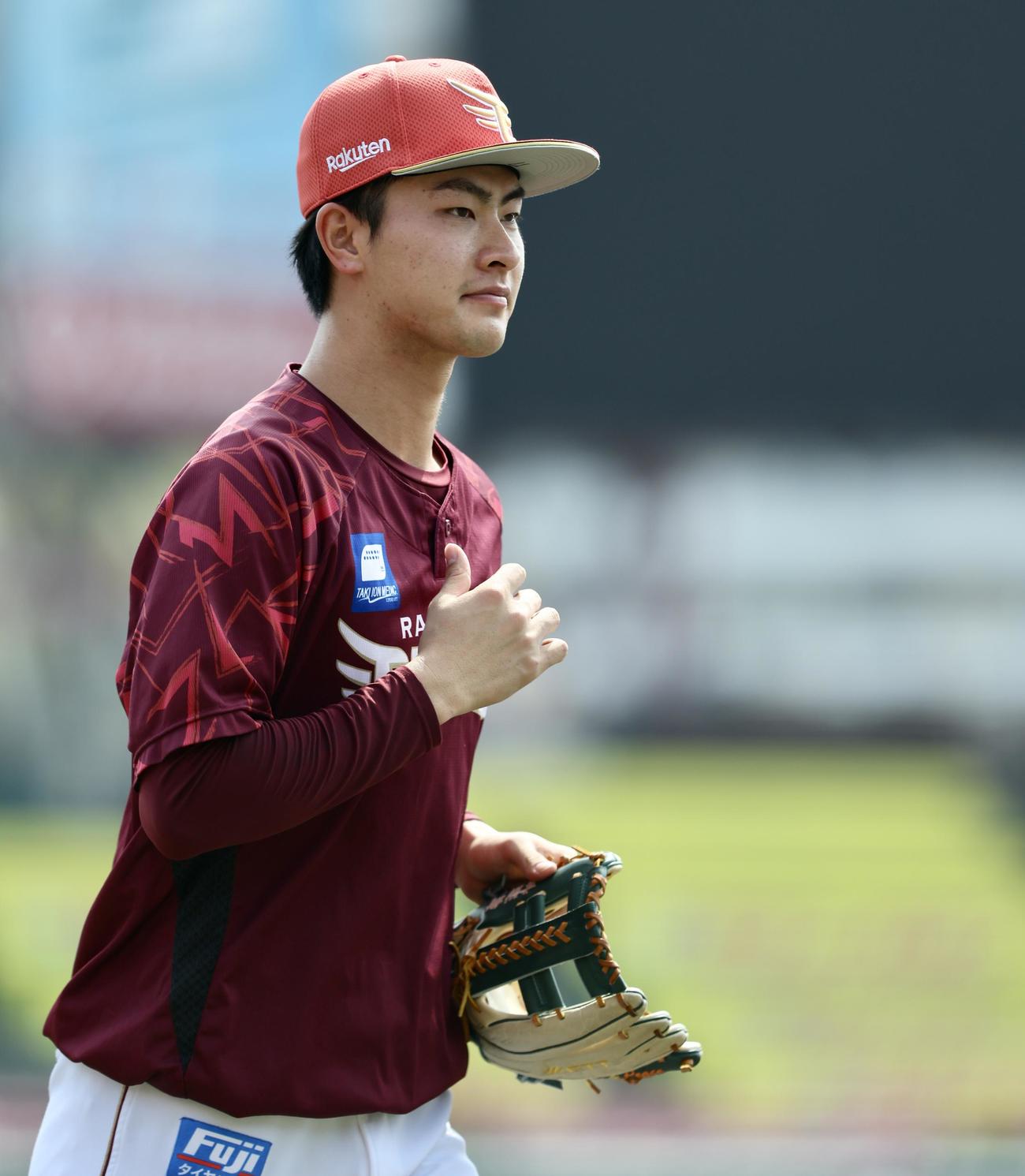 楽天対ロッテ　試合前、移動する楽天古謝（撮影・河田真司）