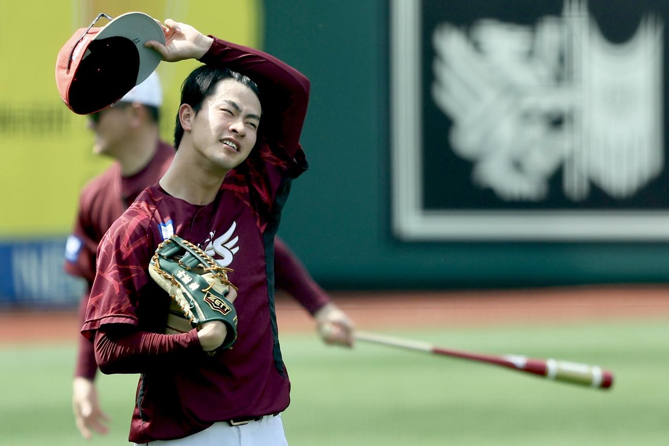 楽天対ロッテ　試合前、キャッチボールする楽天古謝（撮影・河田真司）