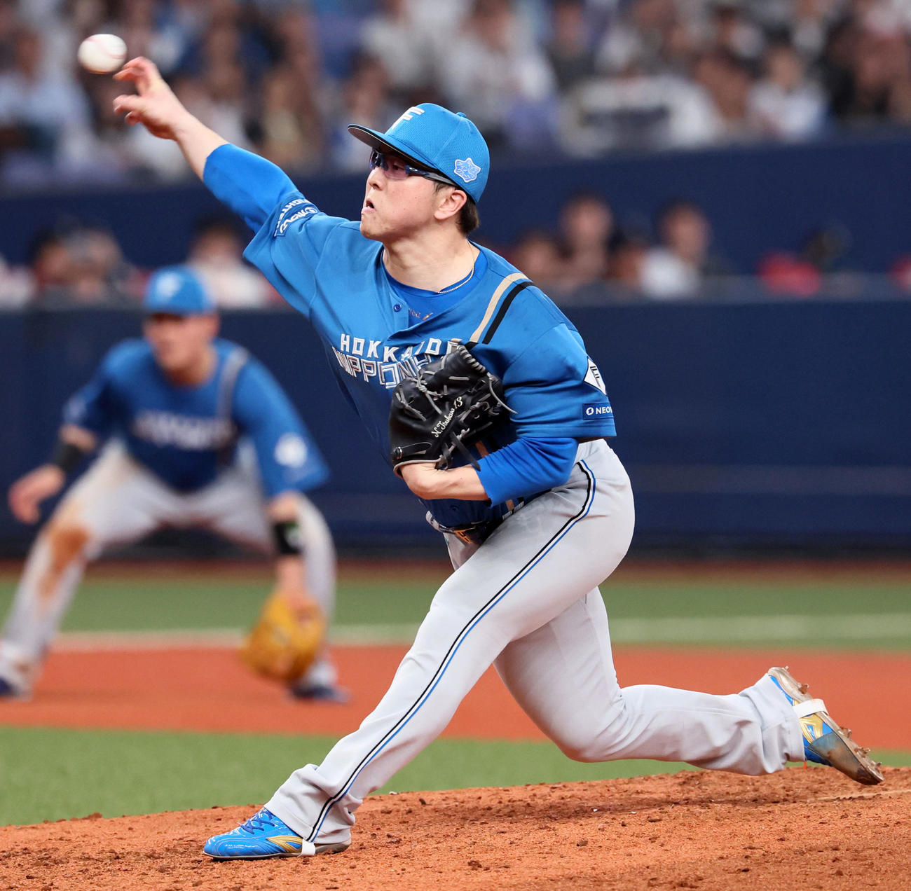 オリックス対日本ハム　6回裏、日本ハム2番手で登板する生田目（撮影・加藤哉）