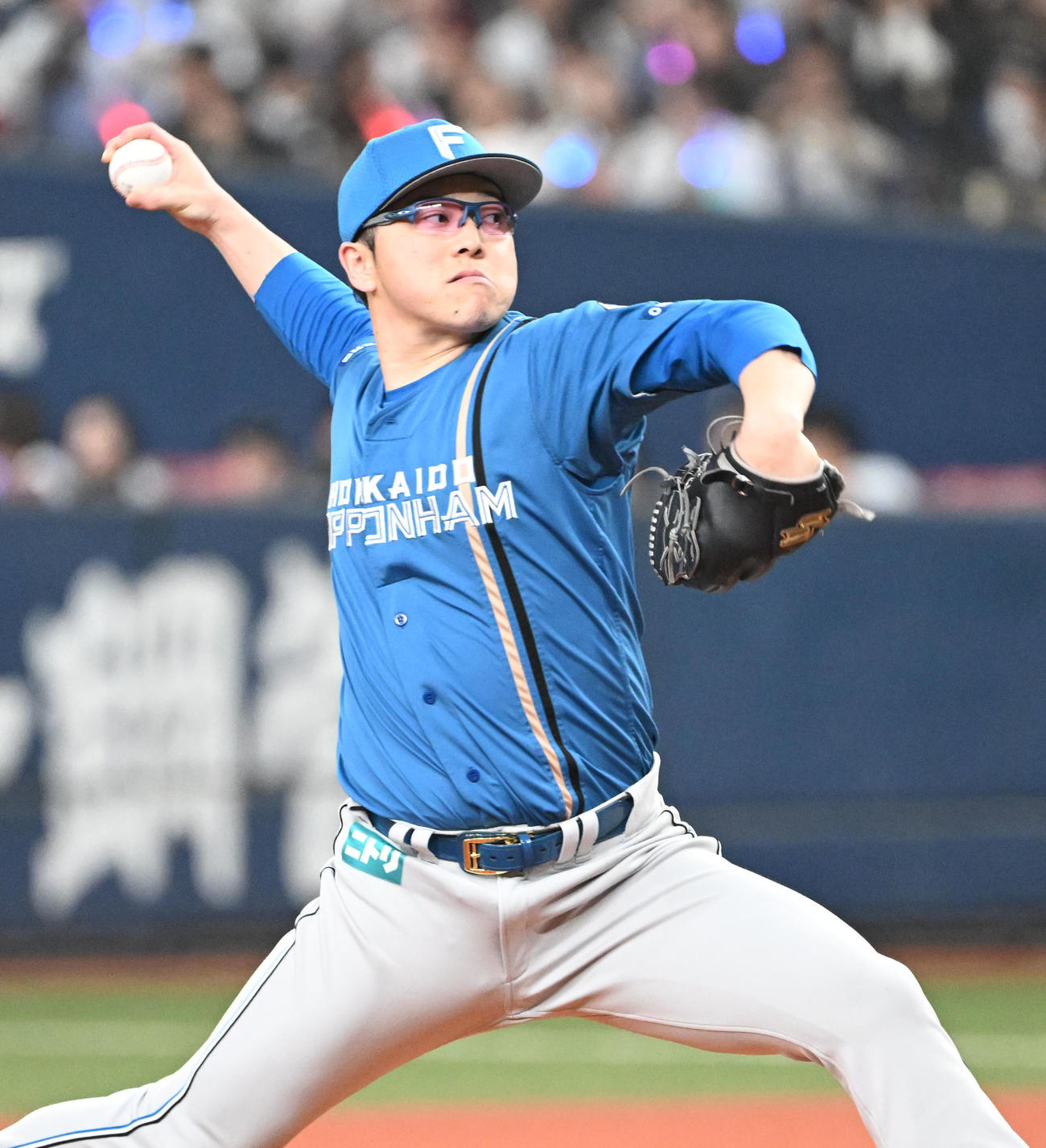 オリックス対日本ハム　6回途中から登板する日本ハム生田目（撮影・和賀正仁）