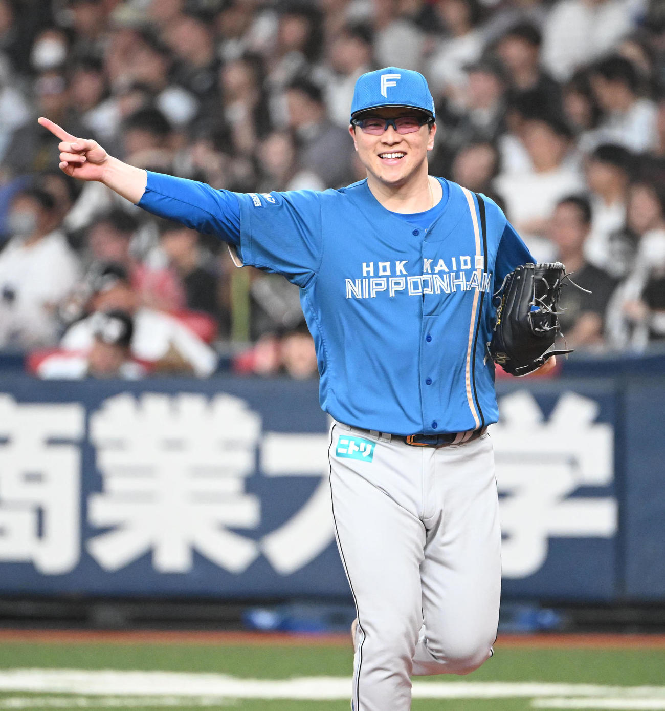 オリックス対日本ハム　6回途中から登板し、無失点でしのいだ日本ハム生田目は笑顔でベンチに戻る（撮影・和賀正仁）