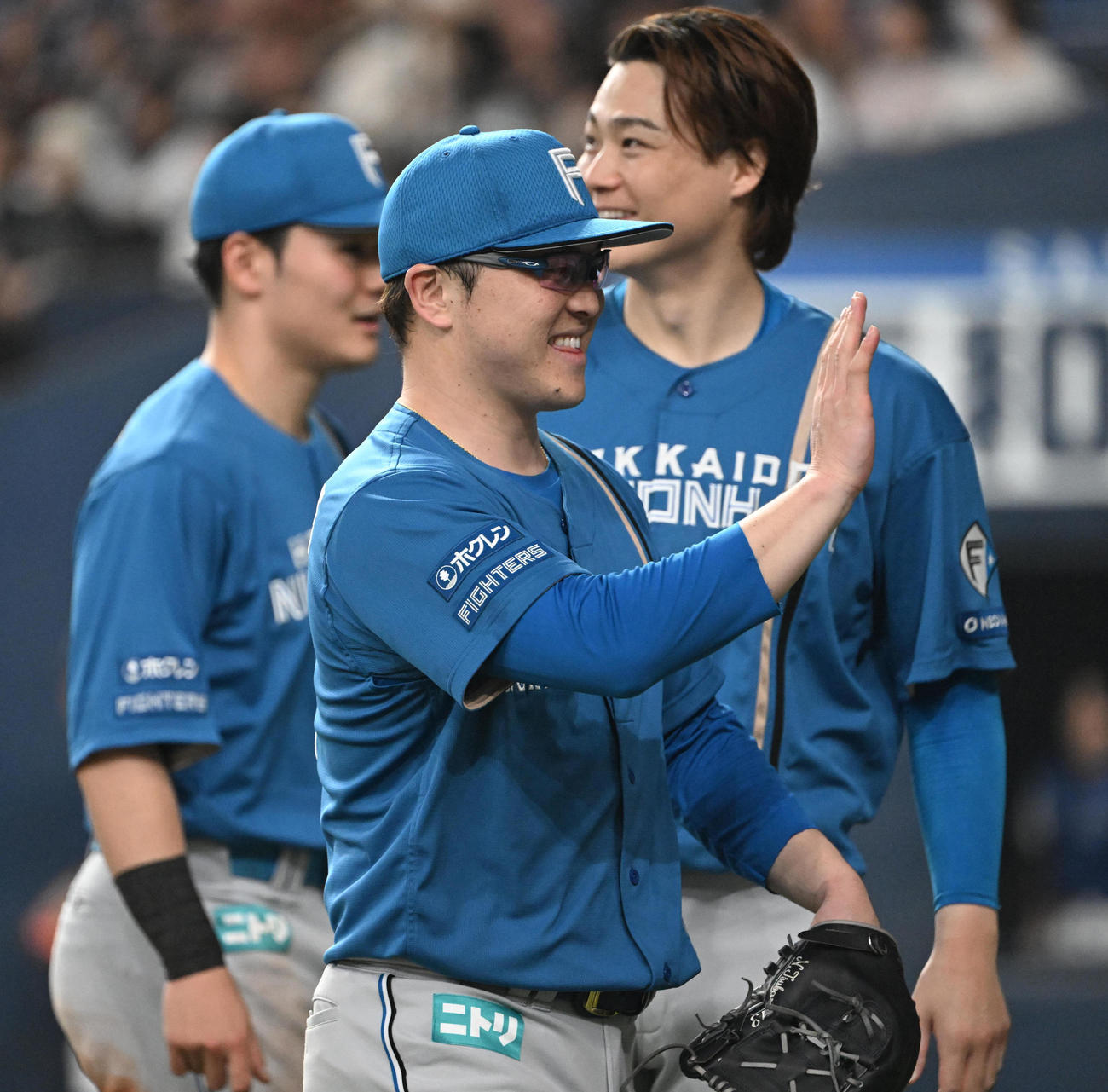 オリックス対日本ハム　6回途中から登板し、無失点でしのいだ日本ハム生田目は笑顔でベンチに戻る（撮影・和賀正仁）