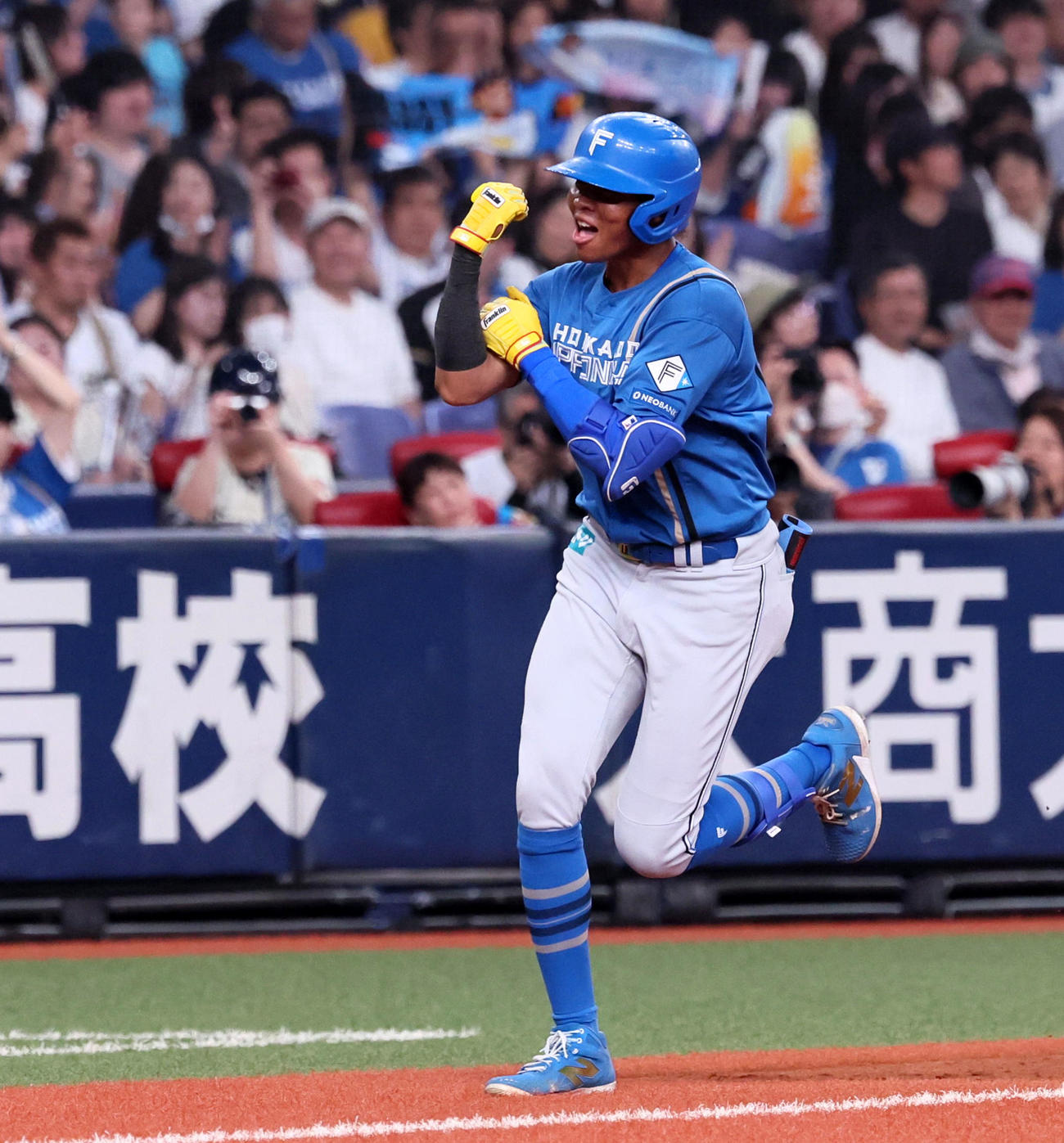 オリックス対日本ハム　8回表日本ハム2死一塁、水谷は左越え2点本塁打を放つ（撮影・加藤哉）