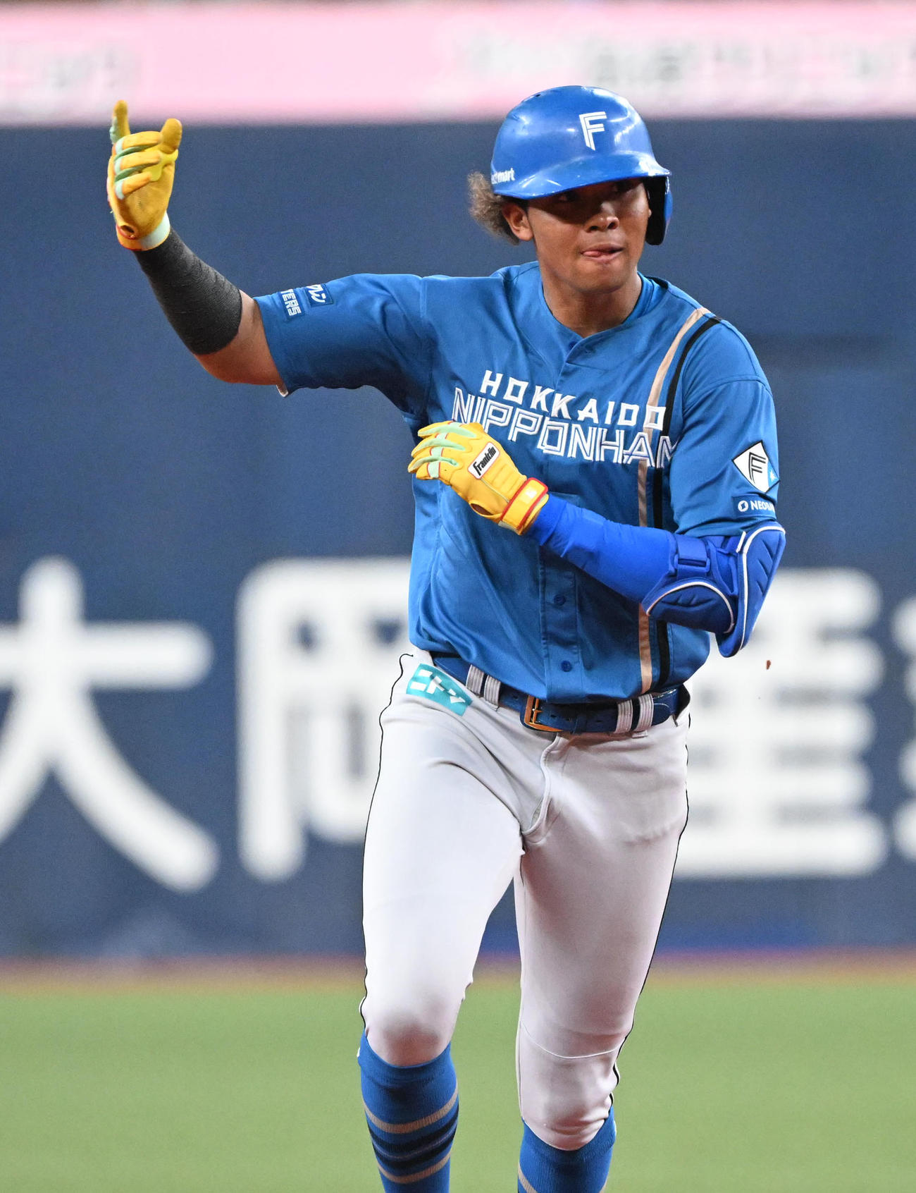 オリックス対日本ハム　8回表日本ハム2死一塁、左越え2点本塁打を放ち三塁に向かう水谷（撮影・和賀正仁）