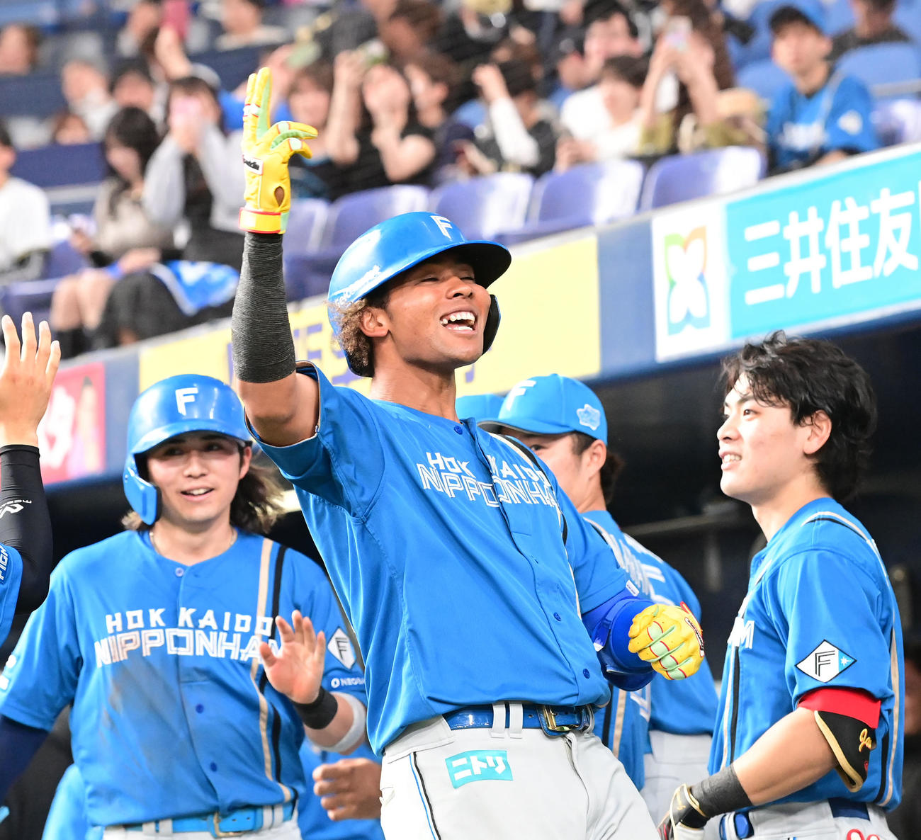 オリックス対日本ハム　8回表日本ハム2死一塁、左越え2点本塁打を放った水谷はライトスタンドに向かってポーズ（撮影・和賀正仁）