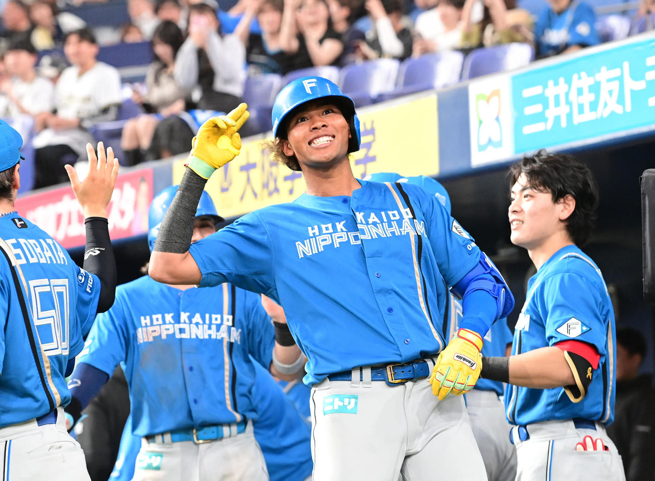 オリックス対日本ハム　8回表日本ハム2死一塁、左越え2点本塁打を放った水谷はライトスタンドに向かってポーズ（撮影・和賀正仁）