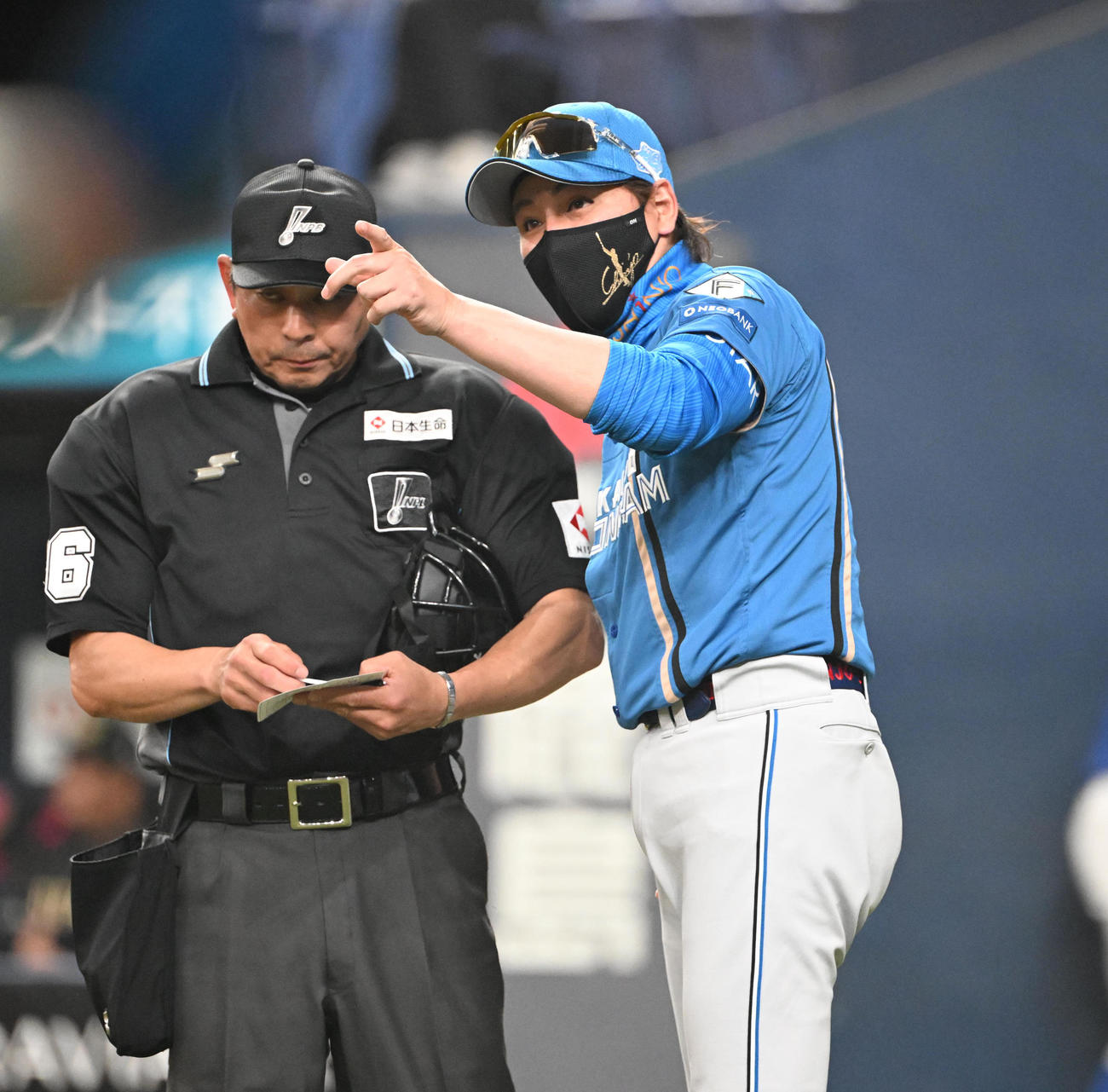 オリックス対日本ハム　9回、選手の交代を告げる日本ハム新庄監督（撮影・和賀正仁）