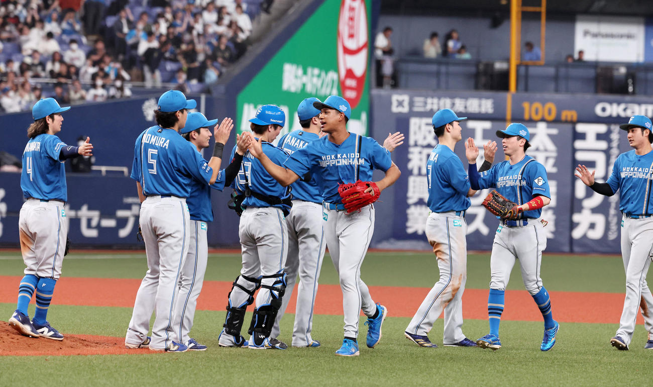 オリックス対日本ハム　オリックスに勝利しタッチする万波ら日本ハムナイン（撮影・加藤哉）