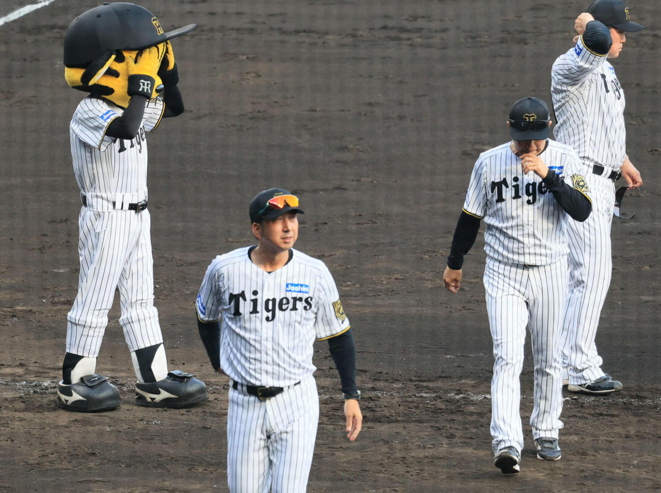 阪神対広島　広島に敗れて引き揚げる阪神藤川監督（左）ら（撮影・宮崎幸一）