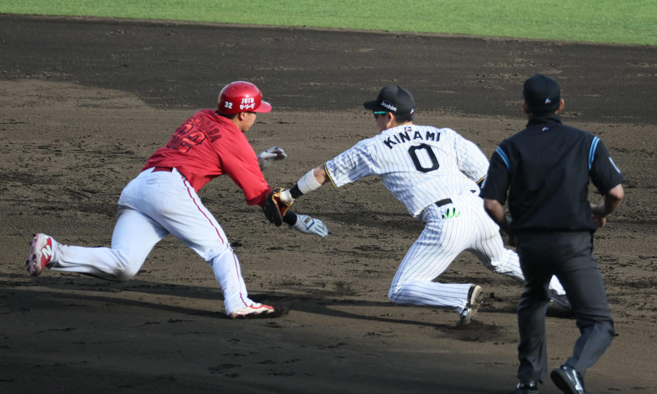 阪神対広島　9回表広島無死一、二塁、打者矢野の時、木浪は坂本からの牽制球で二塁走者の石原をタッチアウトとする（撮影・宮崎幸一）