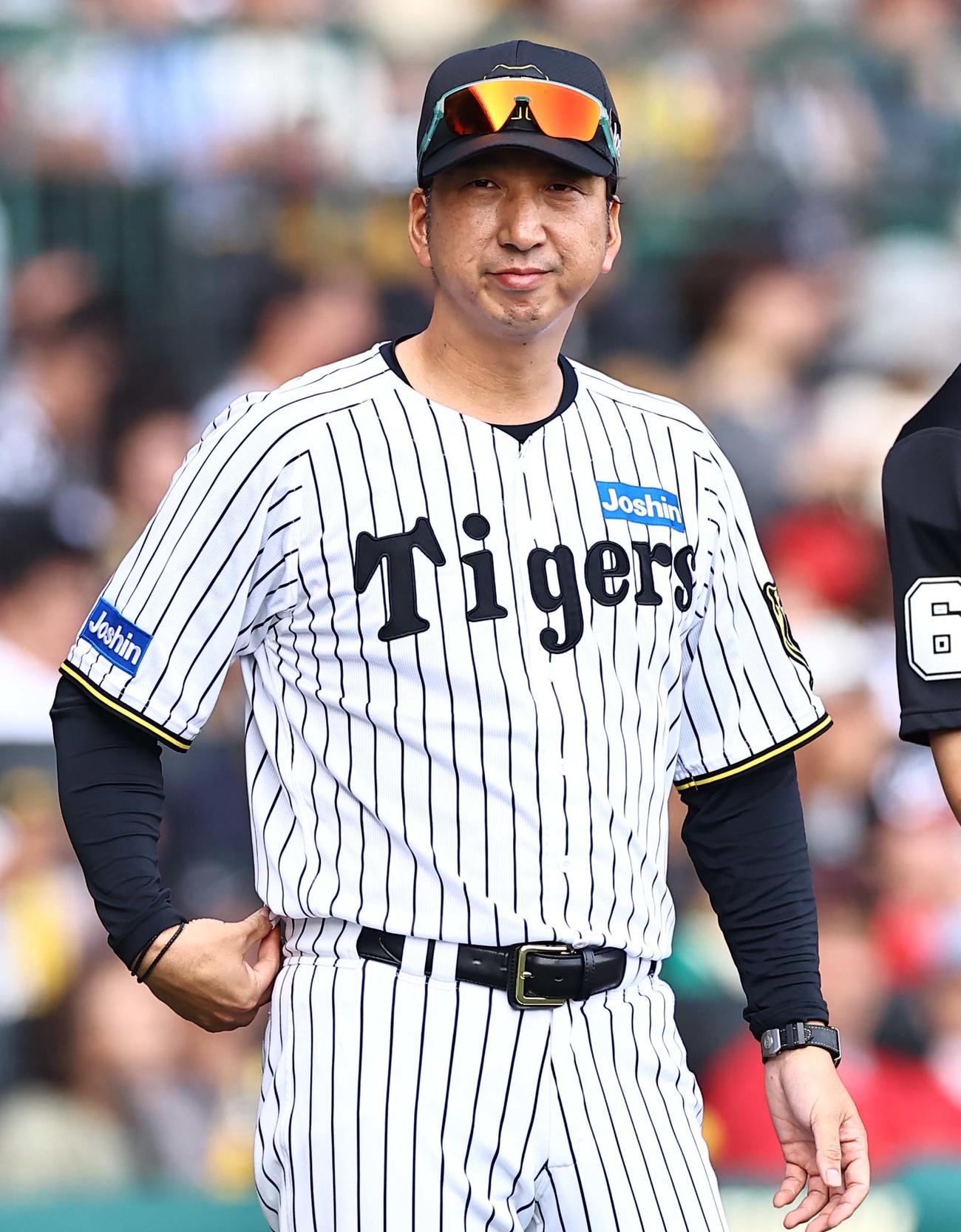 阪神対広島　選手交代を告げる藤川監督（撮影・上田博志）