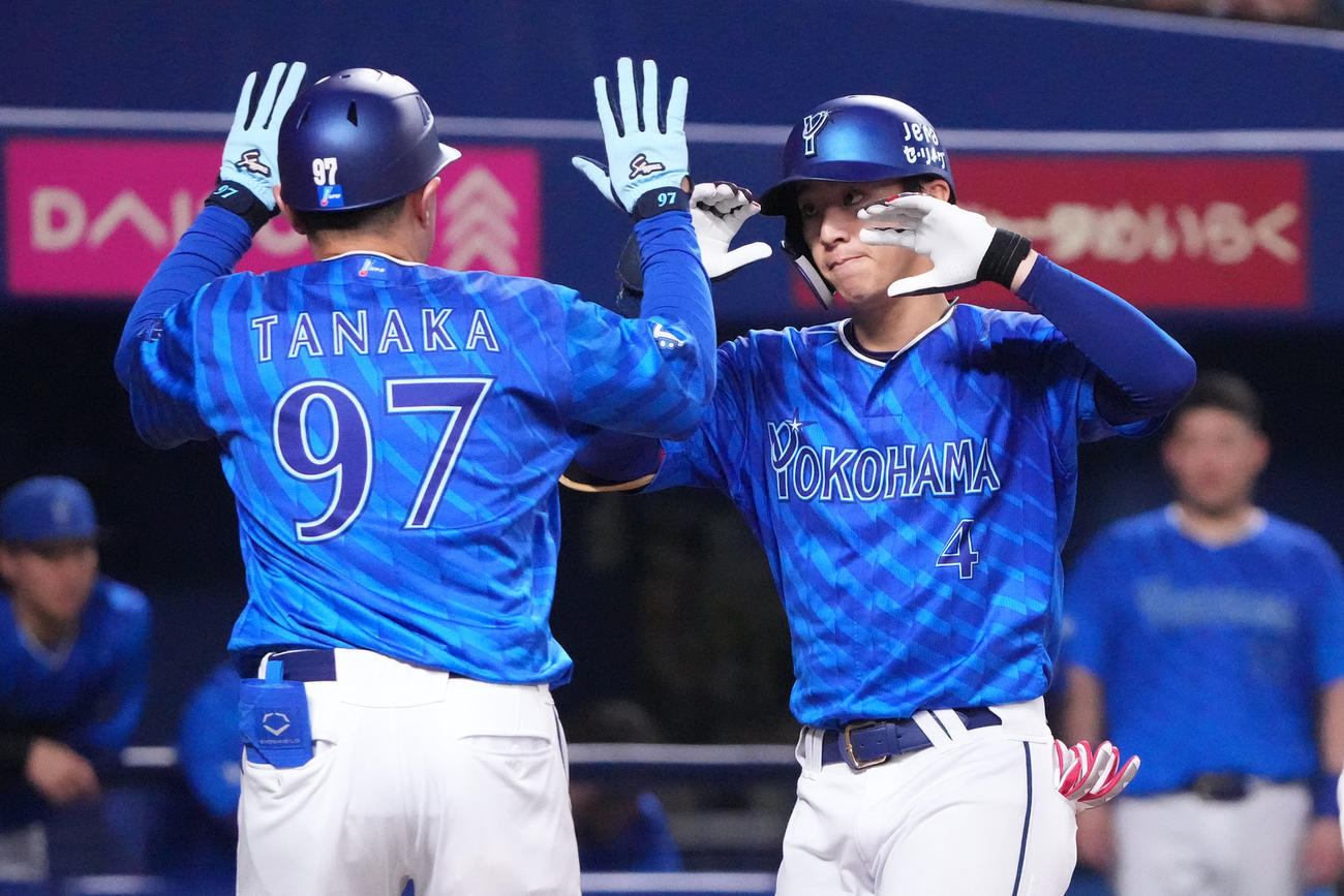 中日対DeNA 8回表DeNA2死、度会（右）は右越え本塁打を放ち生還する（撮影・森本幸一）