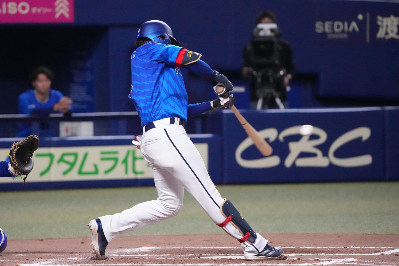 中日対DeNA 8回表DeNA2死、右越え本塁打を放つ度会（撮影・森本幸一）