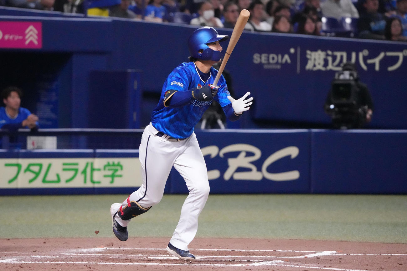中日対DeNA 8回表DeNA2死、右越え本塁打を放つ度会（撮影・森本幸一）