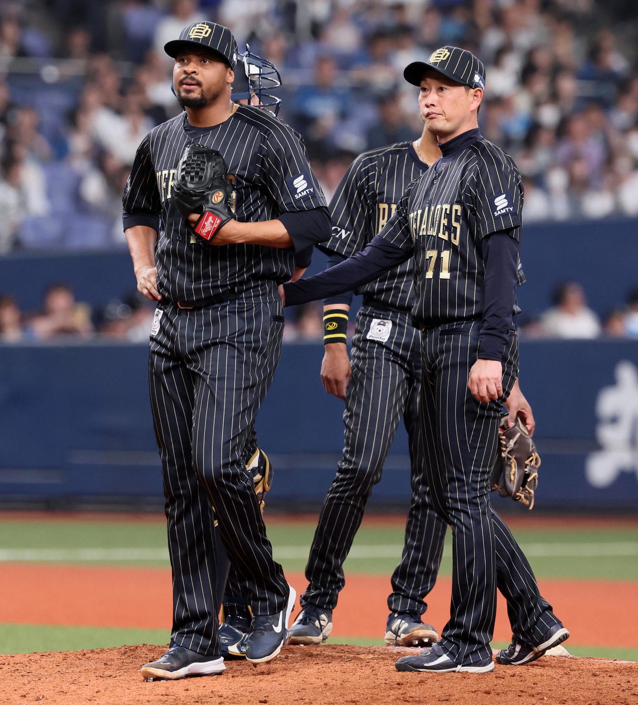オリックス対日本ハム　8回表日本ハム2死一塁、打者水谷を迎え降板するペルドモ。右は岸田監督（撮影・加藤哉）