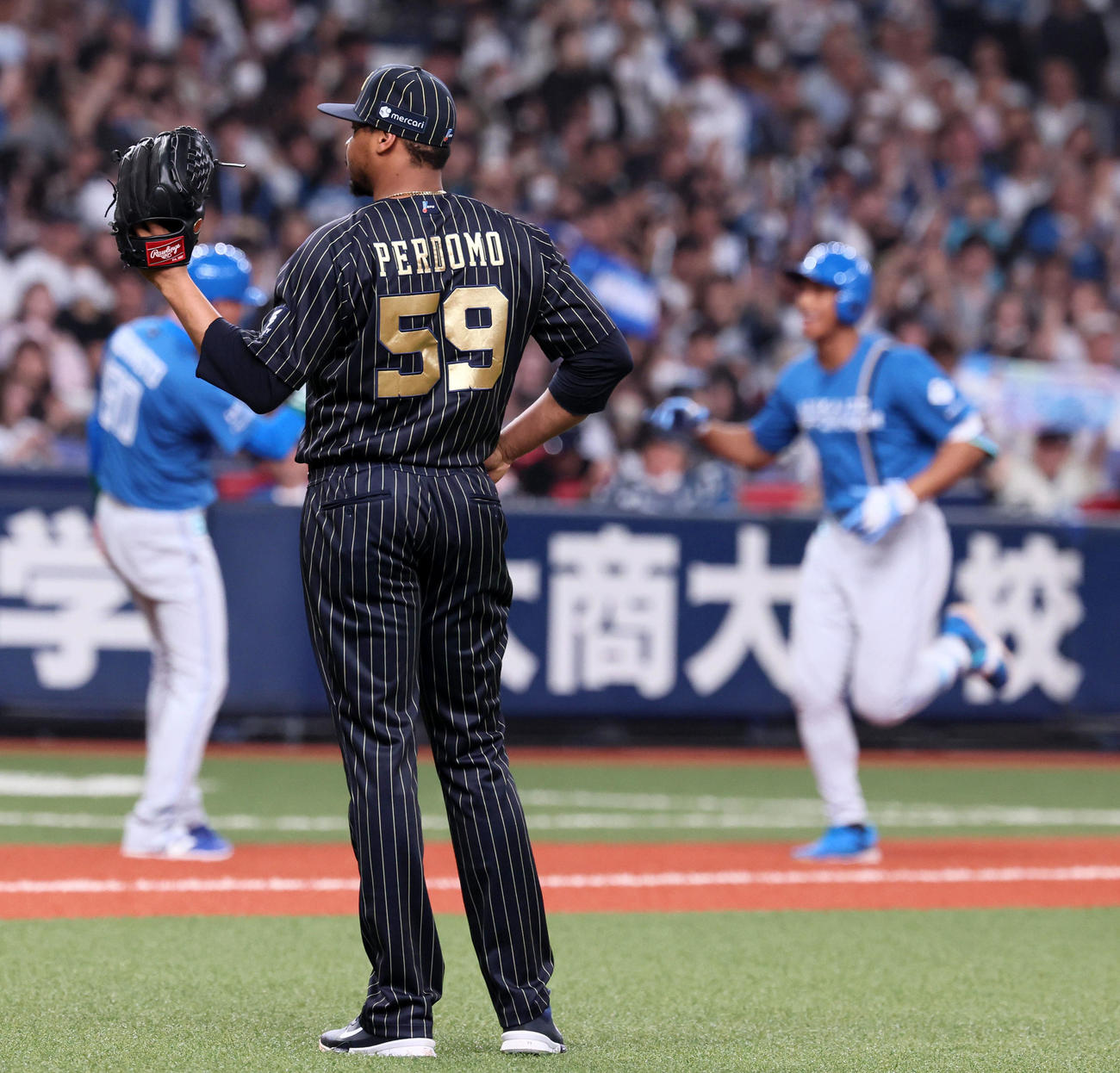 オリックス対日本ハム　回表日本ハム2死一、二塁、ペルドモは代打万波に左越え3点本塁打を浴びる（撮影・加藤哉）