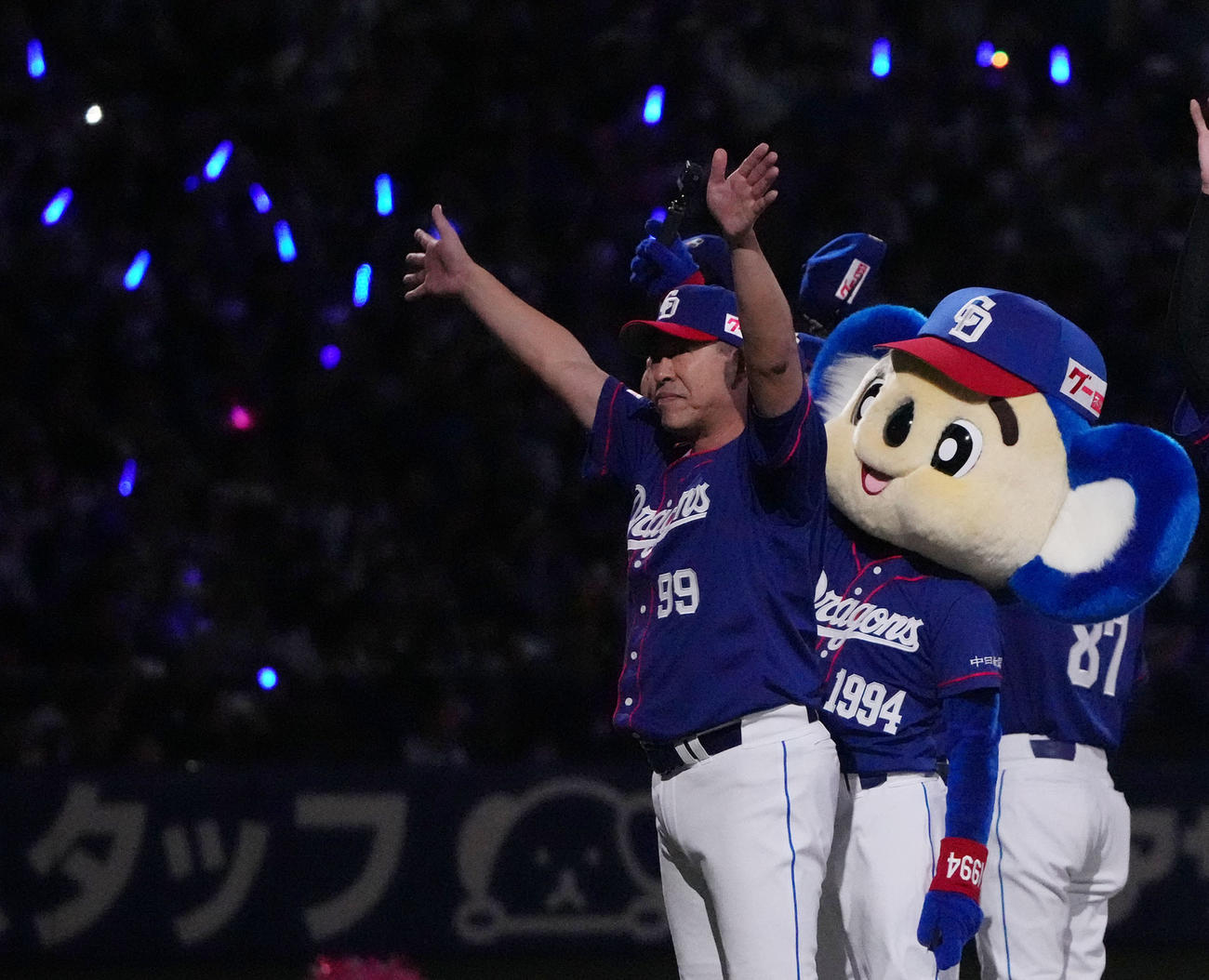 中日対DeNA　試合終了、DeNAに勝利し井上監督（左）は観客に手を振る（撮影・森本幸一）