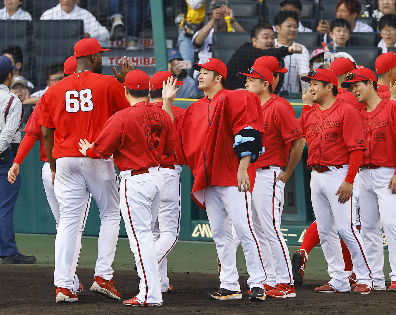 阪神対広島　阪神に勝利し、ナインとタッチを交わす床田（中央）（撮影・藤尾明華）