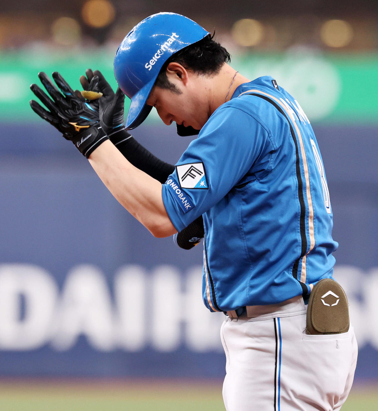 オリックス対日本ハム　5回表日本ハム1死一、二塁、浅間は右前適時打を放ち一塁で手を叩く（撮影・加藤哉）