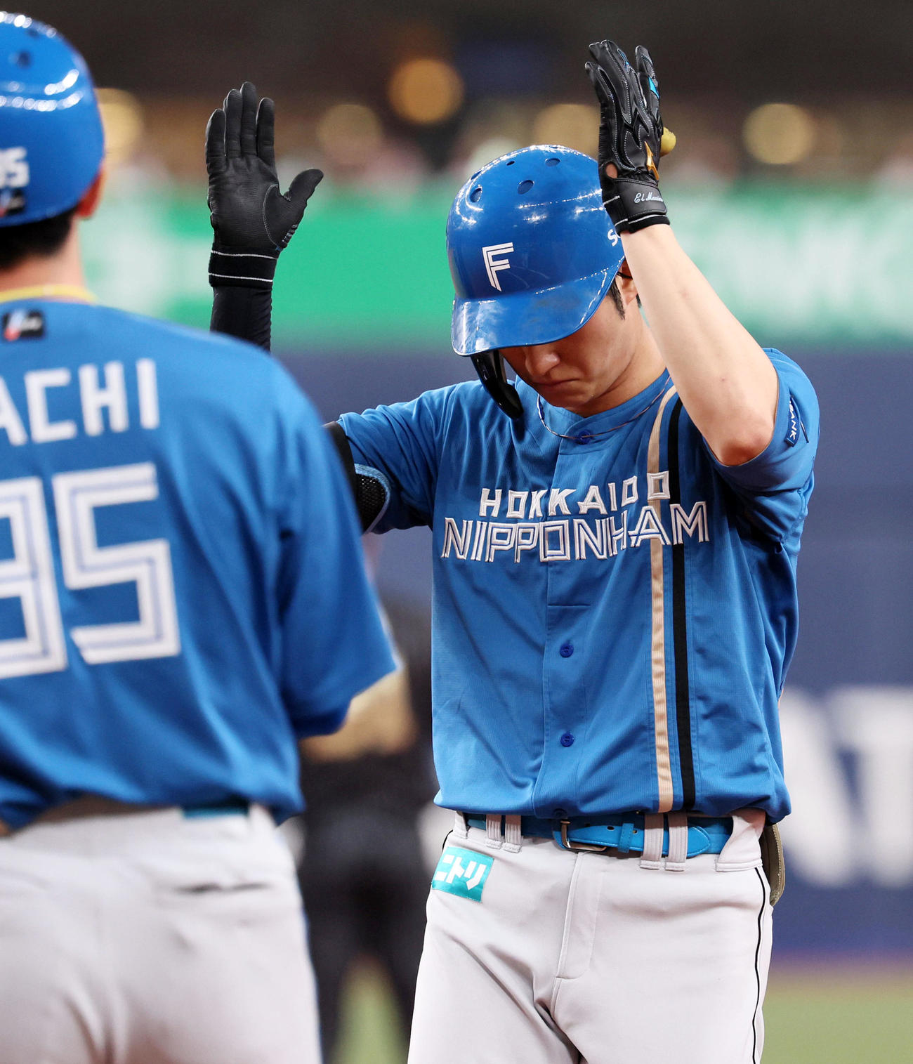 オリックス対日本ハム　4回表日本ハム無死一塁、浅間は中前打を放ち一塁上でポーズを決める（撮影・加藤哉）