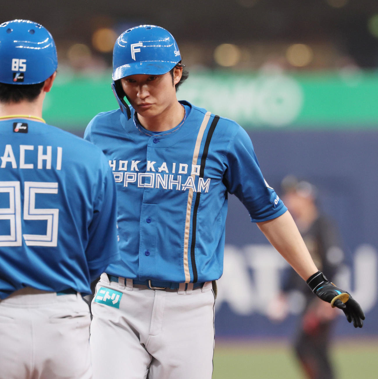 オリックス対日本ハム　4回表日本ハム無死一塁、浅間は中前打を放ち一塁上でポーズを決める（撮影・加藤哉）
