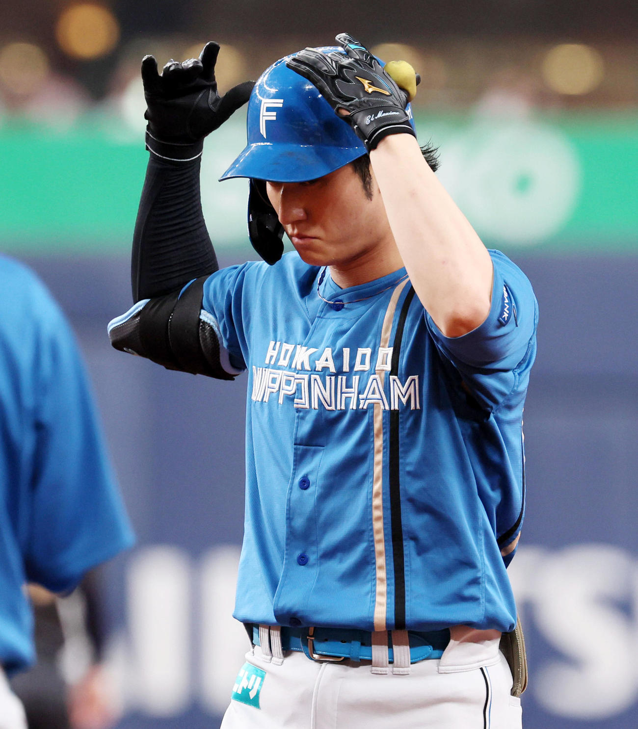 オリックス対日本ハム　4回表日本ハム無死一塁、浅間は中前打を放ち一塁上でポーズを決める（撮影・加藤哉）