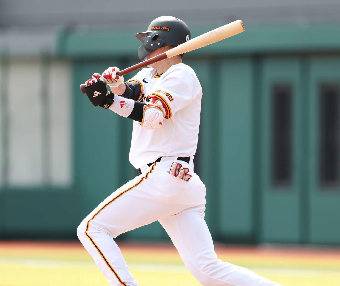 巨人対西武　4回裏巨人1死一、二塁、遊撃内野安打とする坂本（撮影・増田悦実）