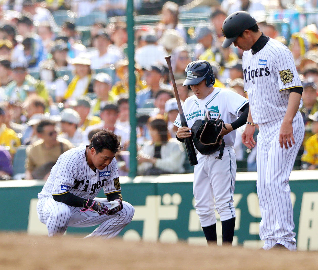 阪神対広島　6回裏阪神2死満塁、大山（左）は遊ゴロに倒れる（撮影・上山淳一）