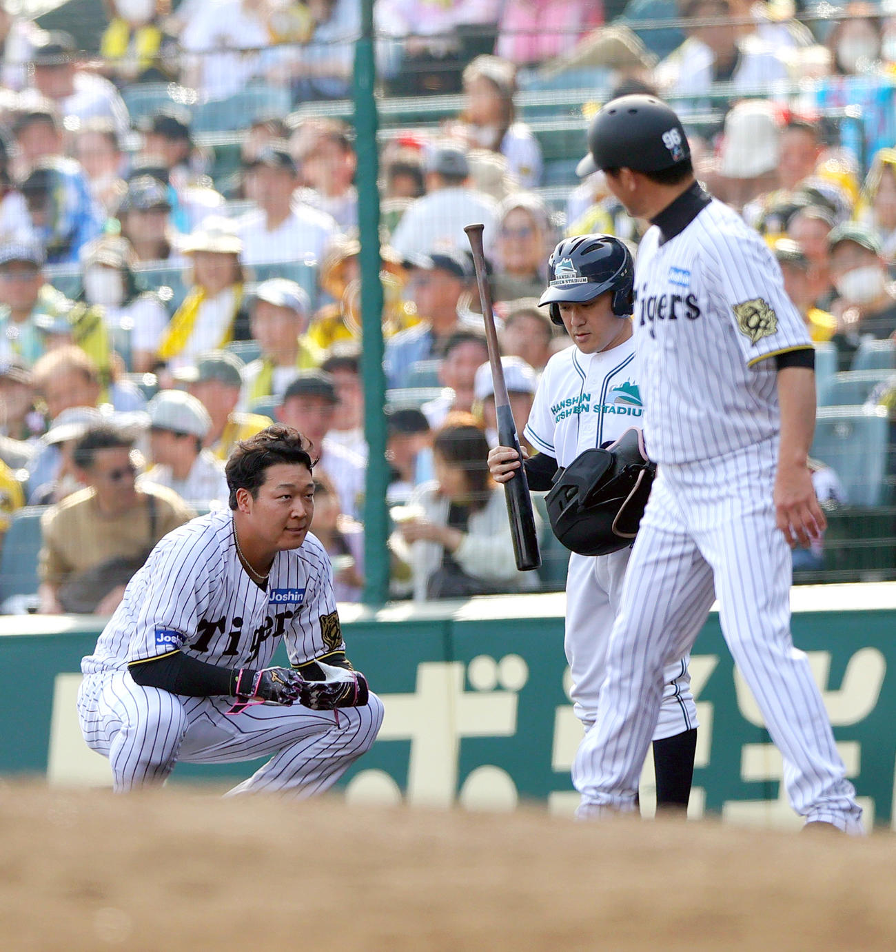 阪神対広島　6回裏阪神2死満塁、大山（左）は遊ゴロに倒れる（撮影・上山淳一）