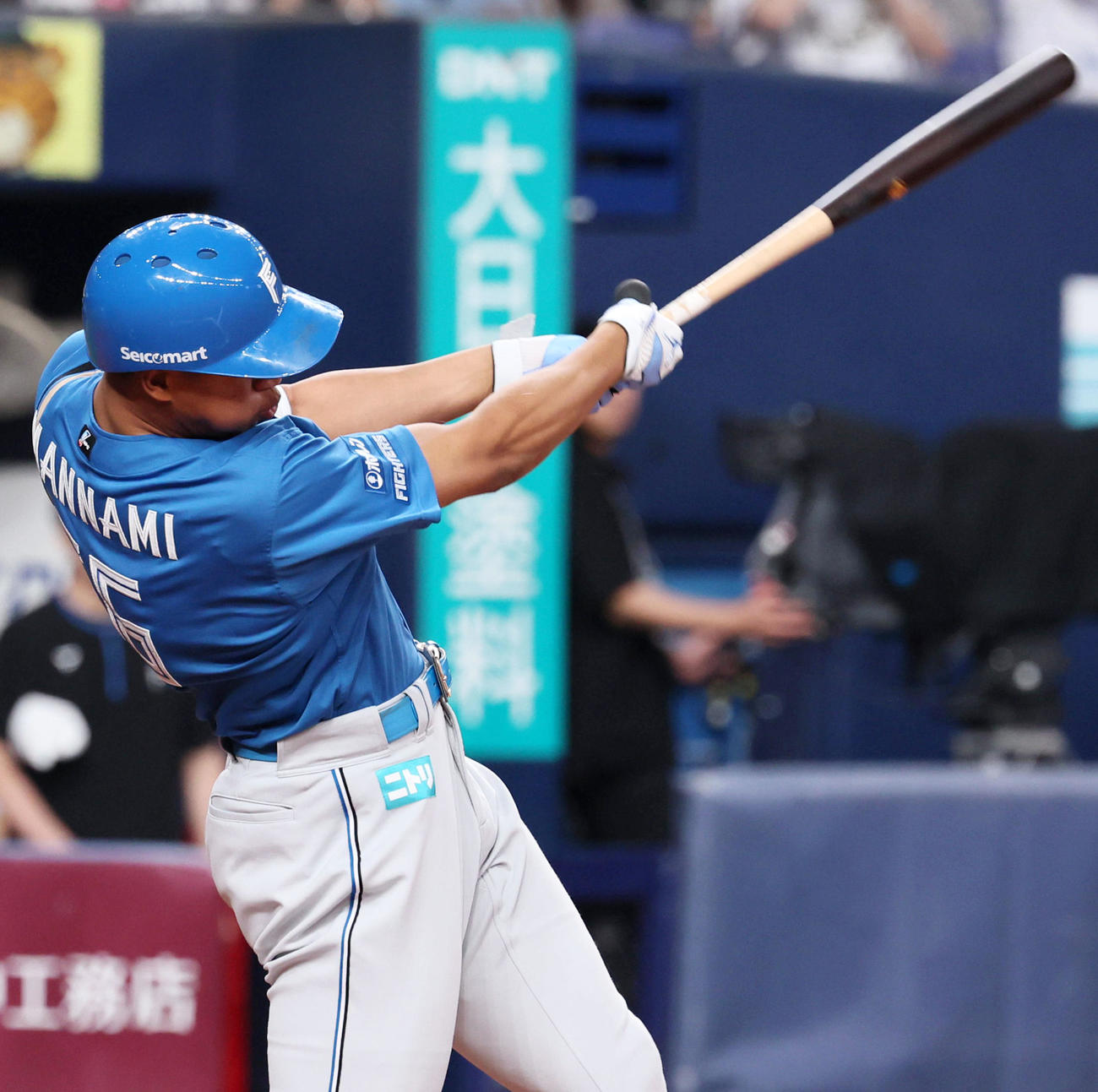 オリックス対日本ハム　8回表日本ハム2死一、二塁、代打万波は左越え3点本塁打を放つ（撮影・加藤哉）