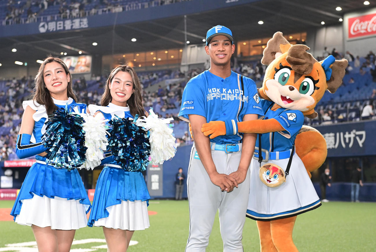 オリックス対日本ハム　ヒーローインタビュー後、ポーズを取る万波（撮影・和賀正仁）