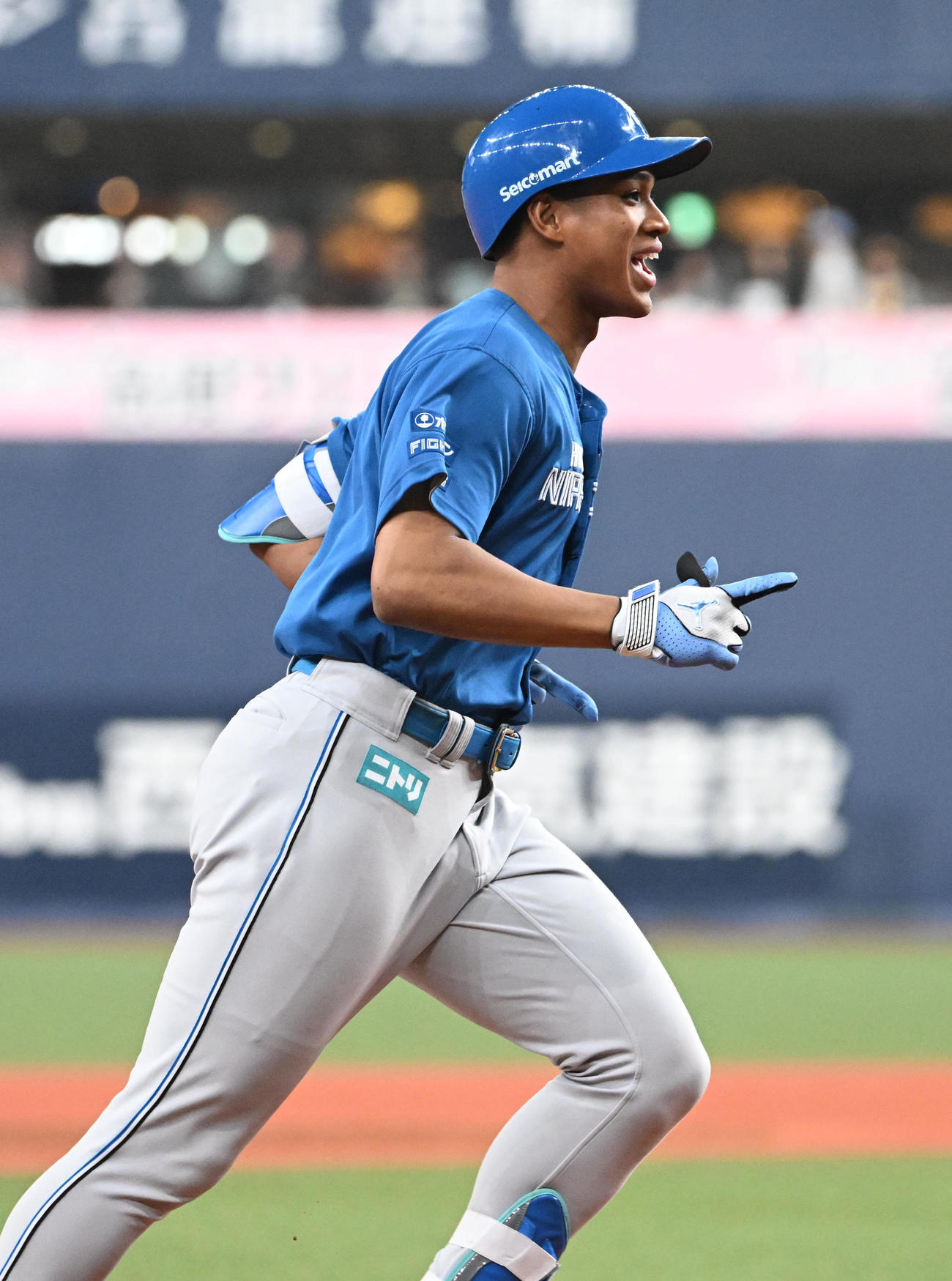 オリックス対日本ハム　8回表日本ハム2死一、二塁、左越えに勝ち越し3点本塁打を放ち三塁を回る万波（撮影・和賀正仁）